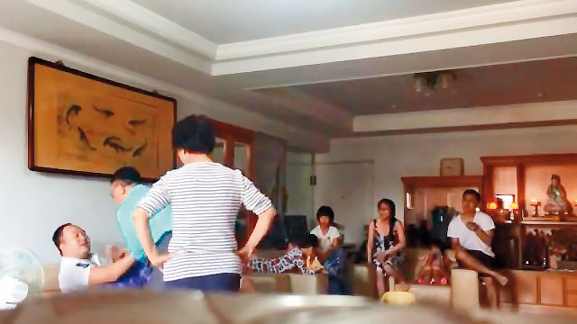 張乙濤(左)與前妻離婚鬧得相當不堪,後來甚至還因踹前岳父(左2)而被告傷害。(讀者提供)