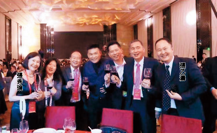知情人士說,張秀琬、張乙濤母子在上海商界一副樂善好施的樣子,卻欲斷絕3個孫子的金援。(讀者提供)