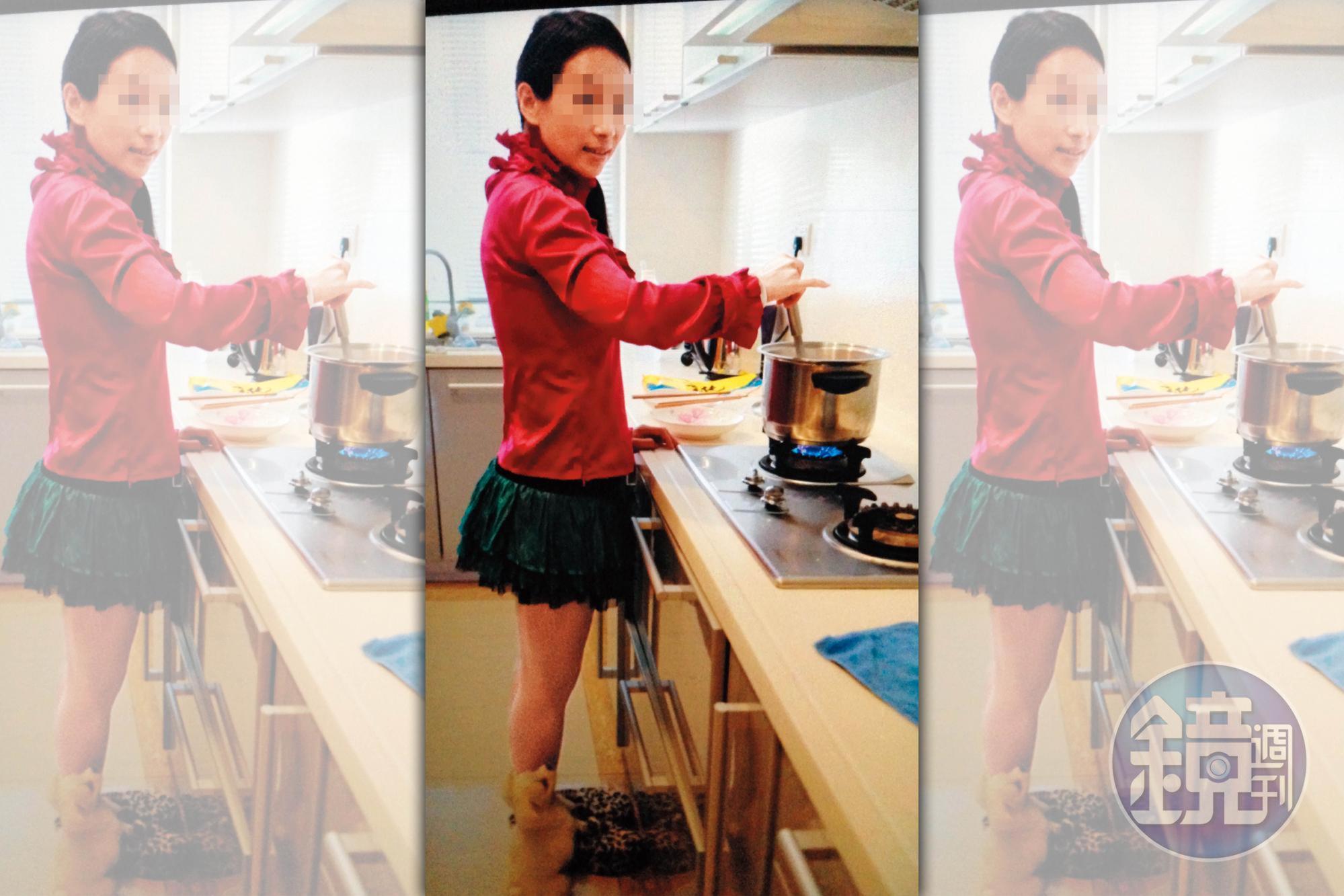 G小姐曾在張母屋子的廚房內留影，得知張乙濤不願對腹中胎兒負責後，傳訊痛罵。（讀者提供）