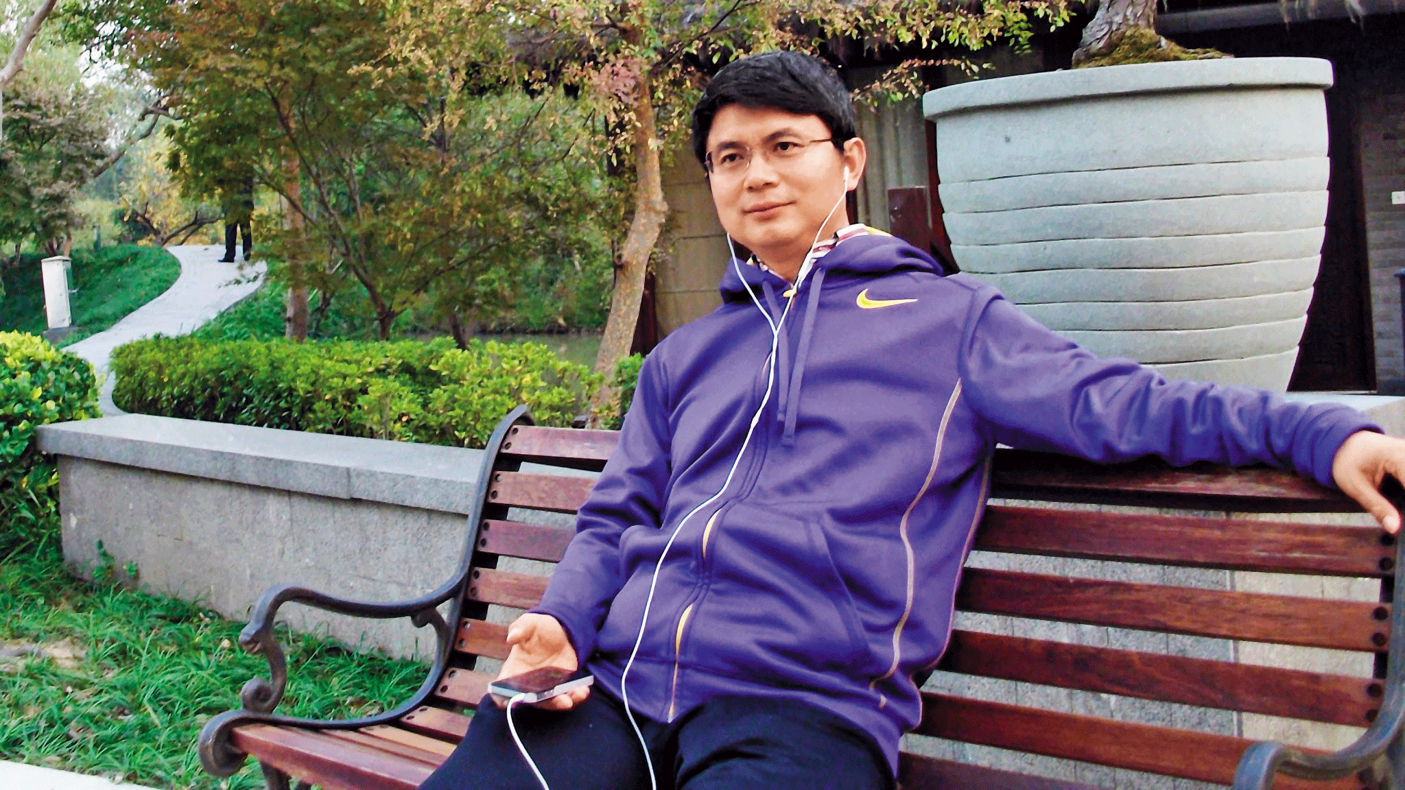 肖建華被視為前中共領導人江澤民集團最大的財富管家，聰穎過人的肖建華曾是高考狀元，並且15歲就進入北京大學法律系就讀。（翻攝香港01）