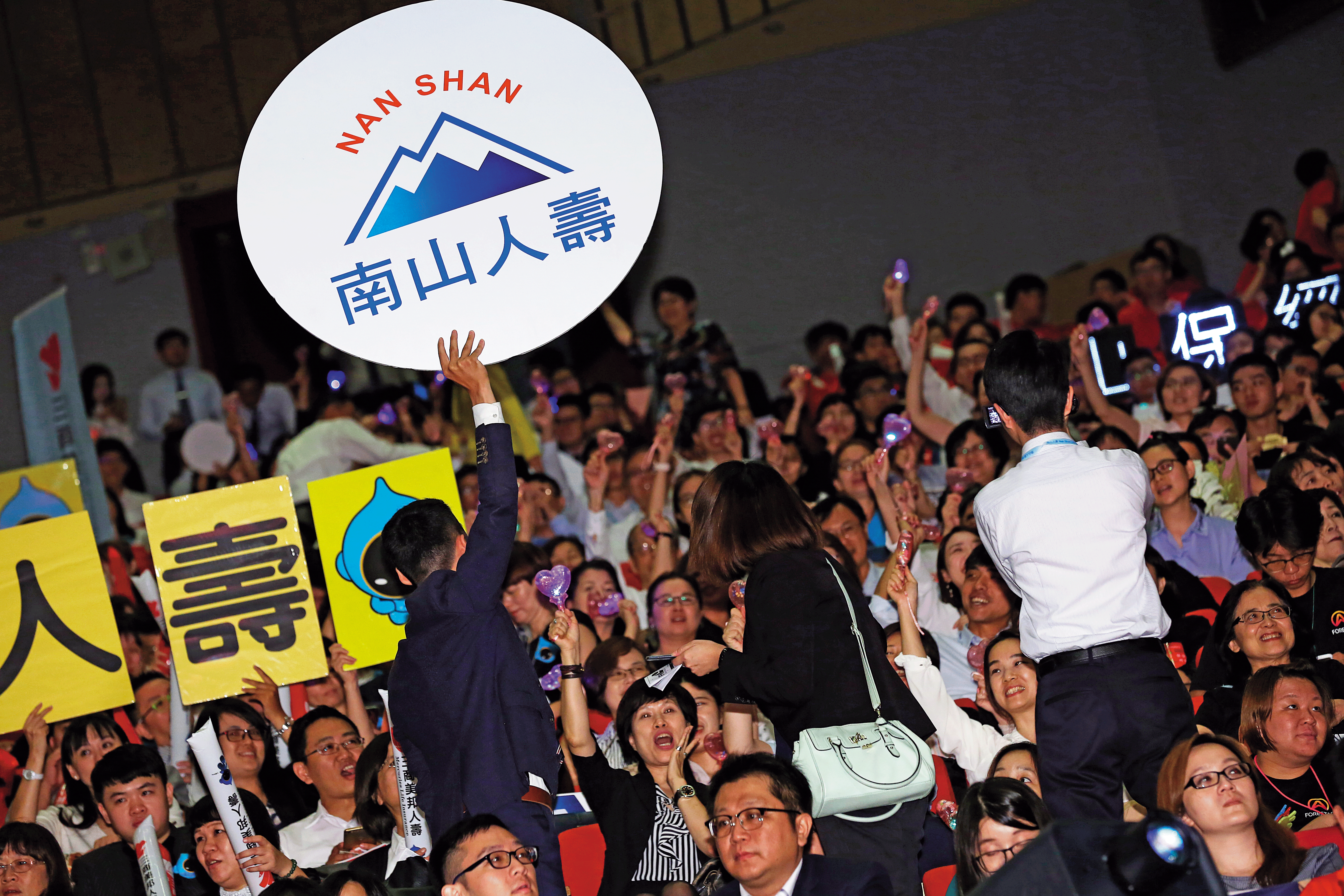 AIG出售南山人壽時，肖建華曾透過博智參與競標，並以21.5億美元（約新台幣693億元）拿下標案引爆陸資爭議。