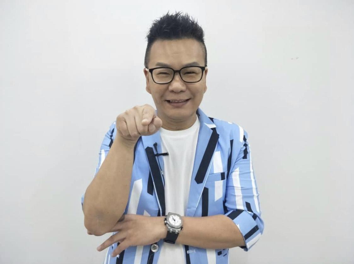 沈玉琳自嘲秉持著「錢來就幹」的精神工作。（翻攝自沈玉琳臉書）