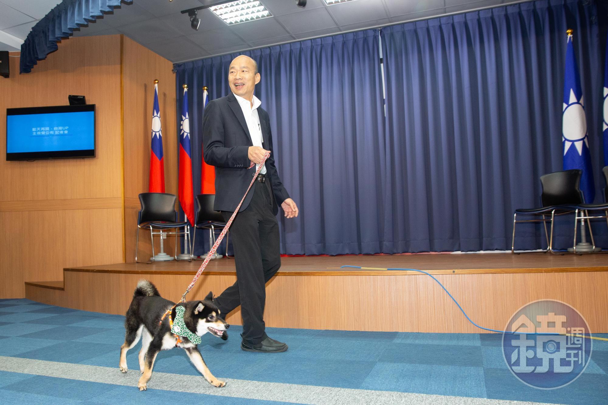 韓國瑜不滿被共諜案燒到，今（26）日上午於臉書po文痛批，「中共間諜都可以拍沙龍照了，那其他國家間諜都可以裸奔了。」（本刊資料照）