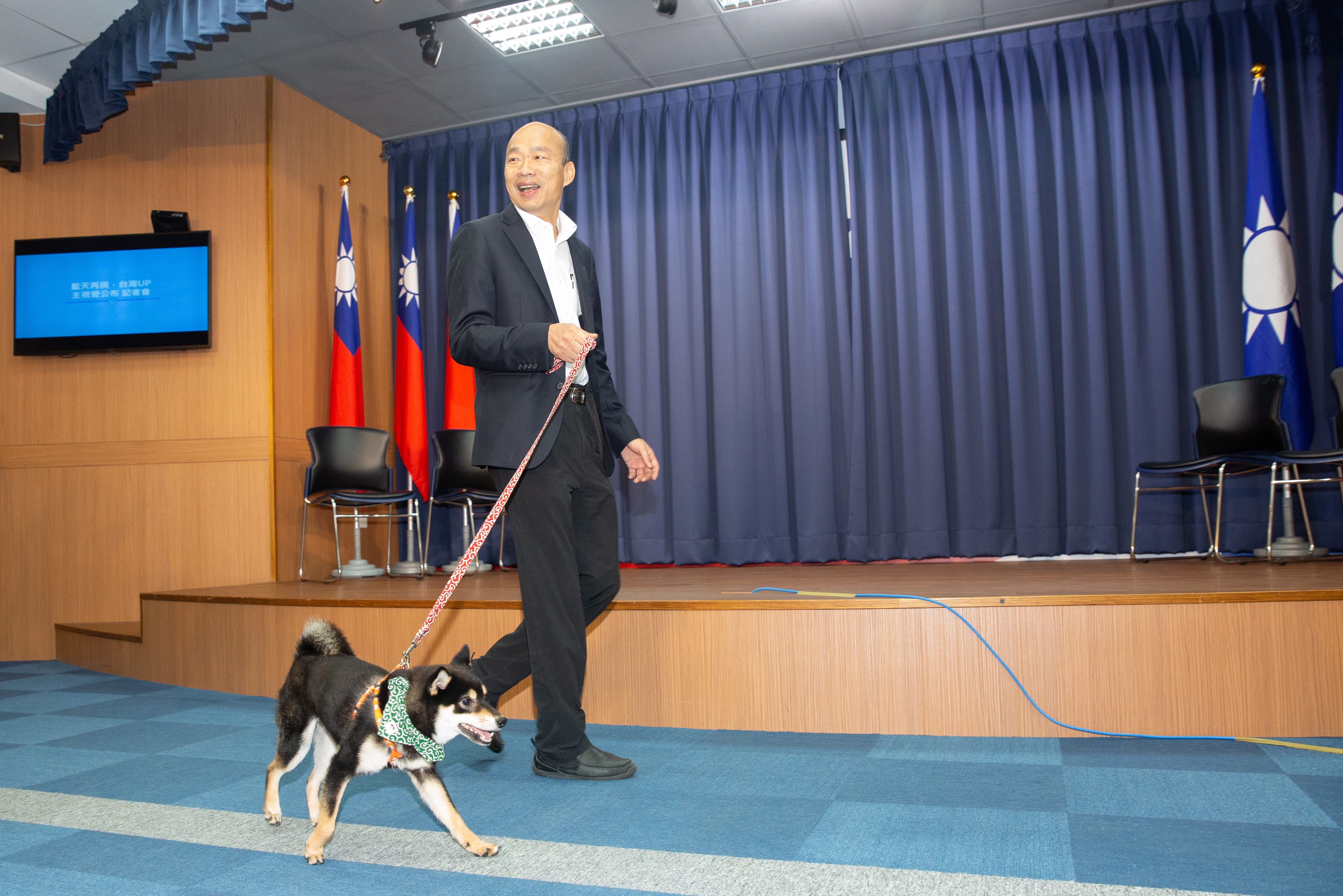 韓國瑜不滿被共諜案燒到，今（26）日上午於臉書po文痛批，「中共間諜都可以拍沙龍照了，那其他國家間諜都可以裸奔了。」（本刊資料照）