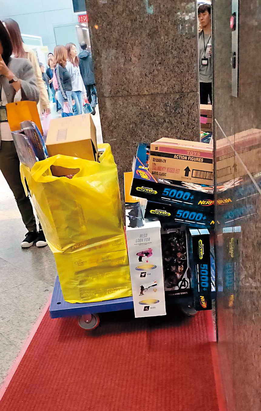 雖然趙元同做生意都不太成功，但還是買了一大堆玩具，只是不知給誰的小孩。