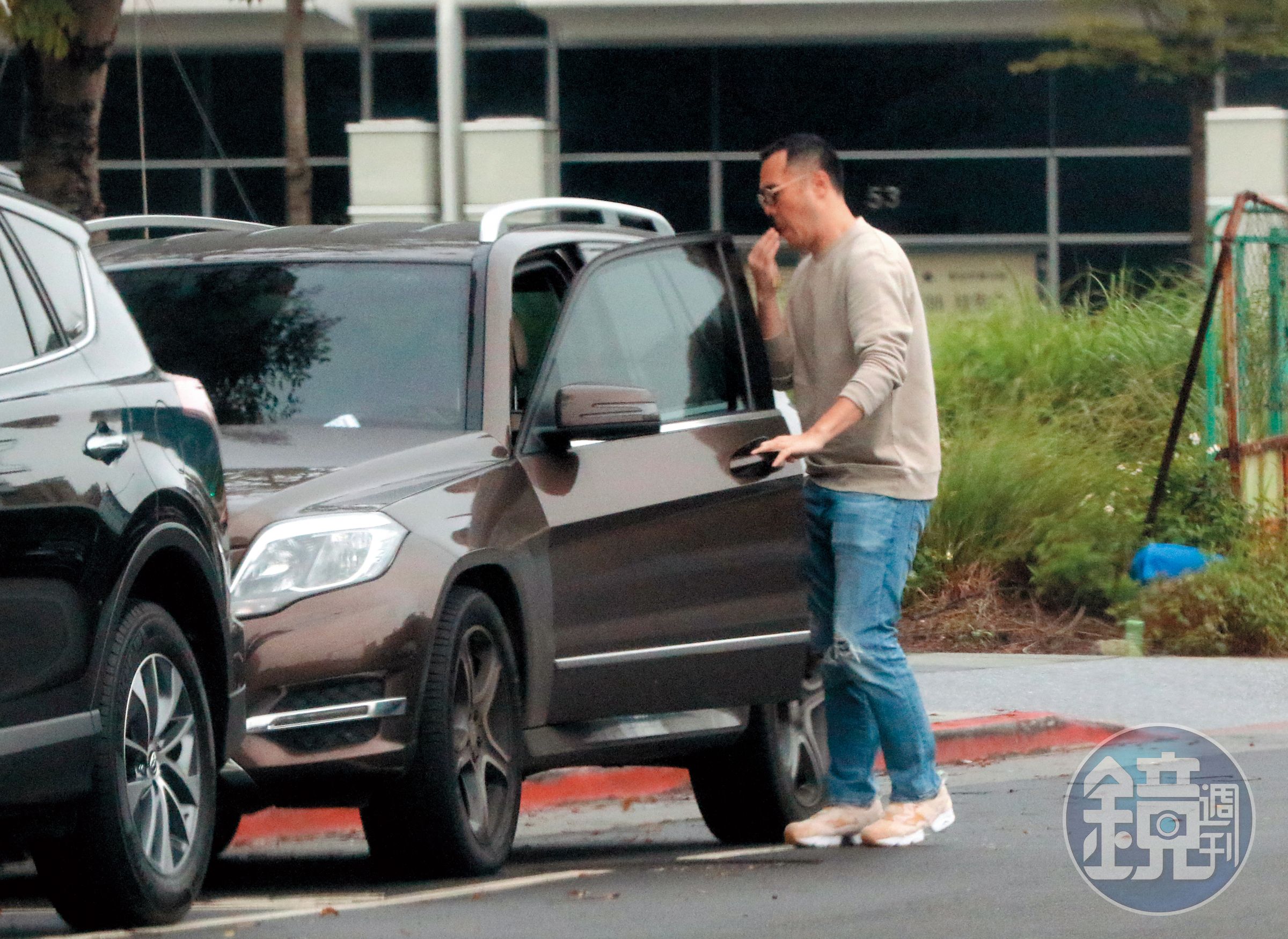 11/22 14：36，趙元同開車門準備去林以婕家，臨上車做了一個很像吐口香糖渣的奇怪舉動。
