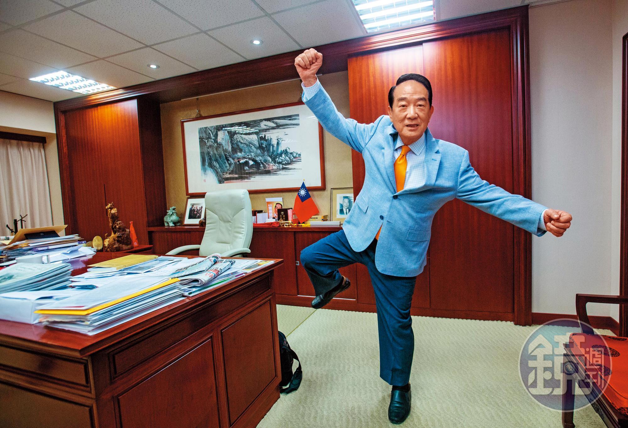 四度參選總統的宋楚瑜老當益壯，專訪後還逗趣表演「金雞獨立」。