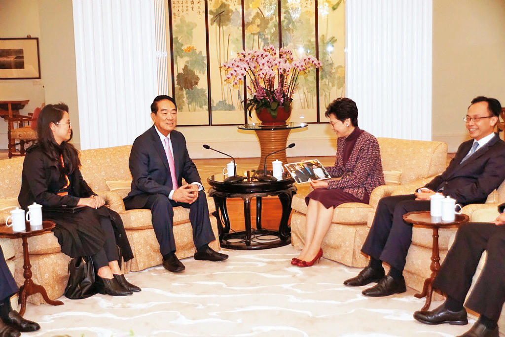 率團訪問香港時，宋楚瑜（左2）曾與香港特首林鄭月娥（右2）會面，宋當時稱2人是舊識。（翻攝親民黨官網）