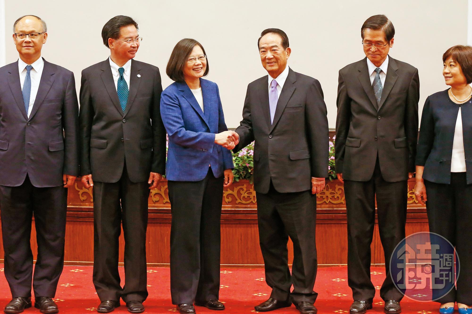 蔡政府時代,宋楚瑜(右2)二度出任我國APEC領袖代表。圖為2017年蔡總統(左2)宣布宋楚瑜擔任領袖代表。