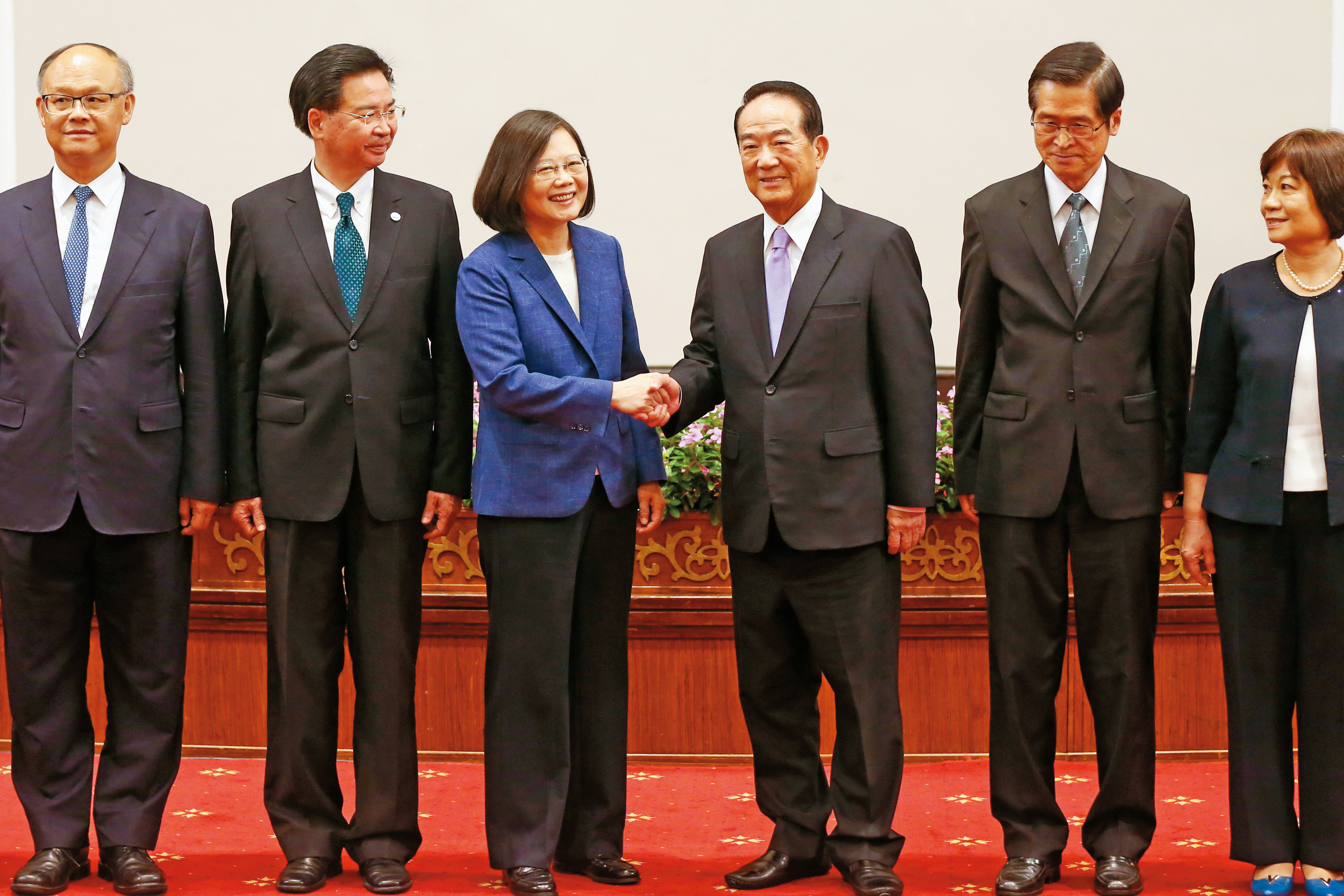 蔡政府時代，宋楚瑜（右2）二度出任我國APEC領袖代表。圖為2017年蔡總統（左2）宣布宋楚瑜擔任領袖代表。