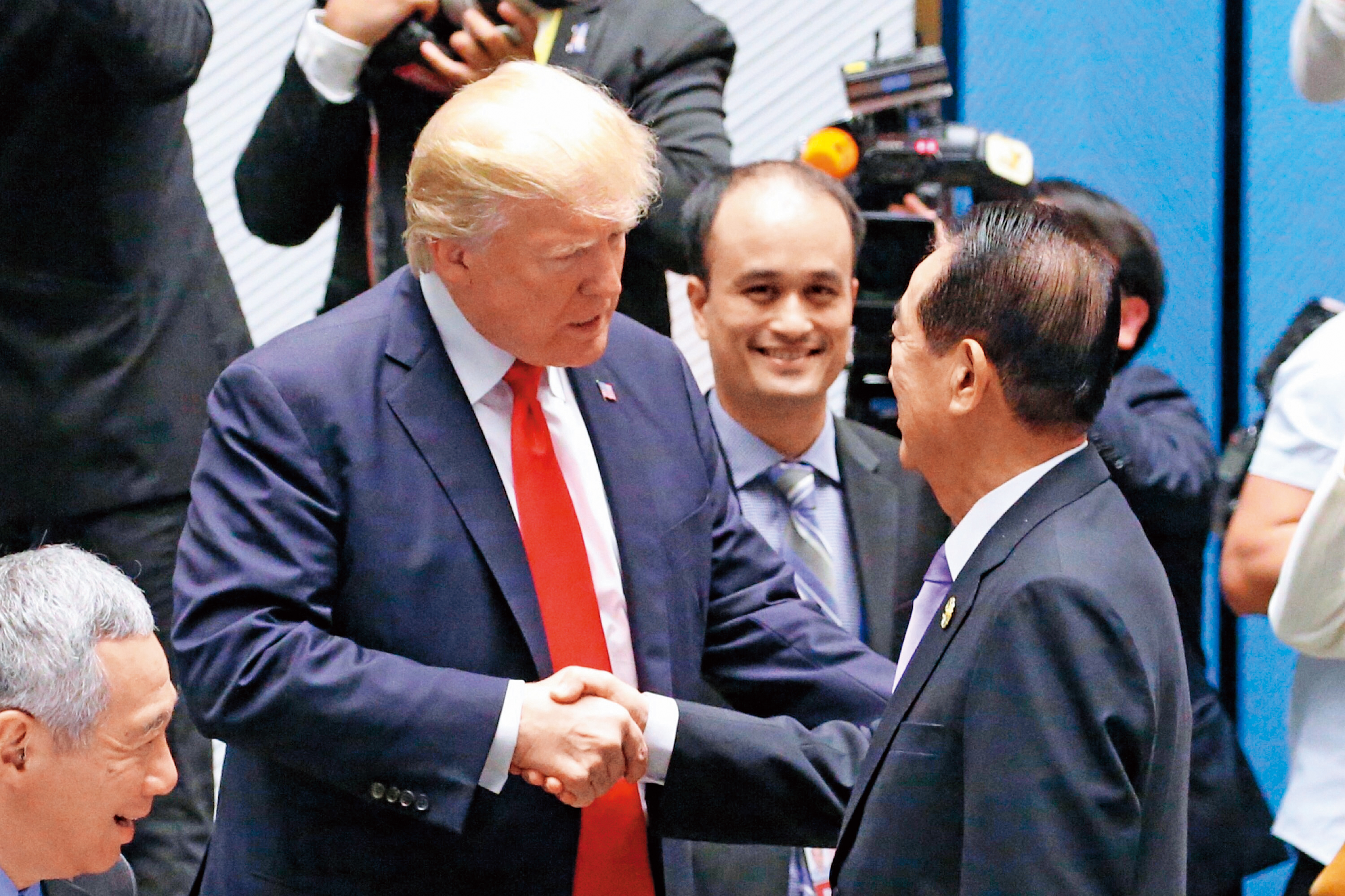 宋楚瑜（右）2017年11月代表我國出席APEC會議，與美國總統川普（左）握手致意。（中央社）