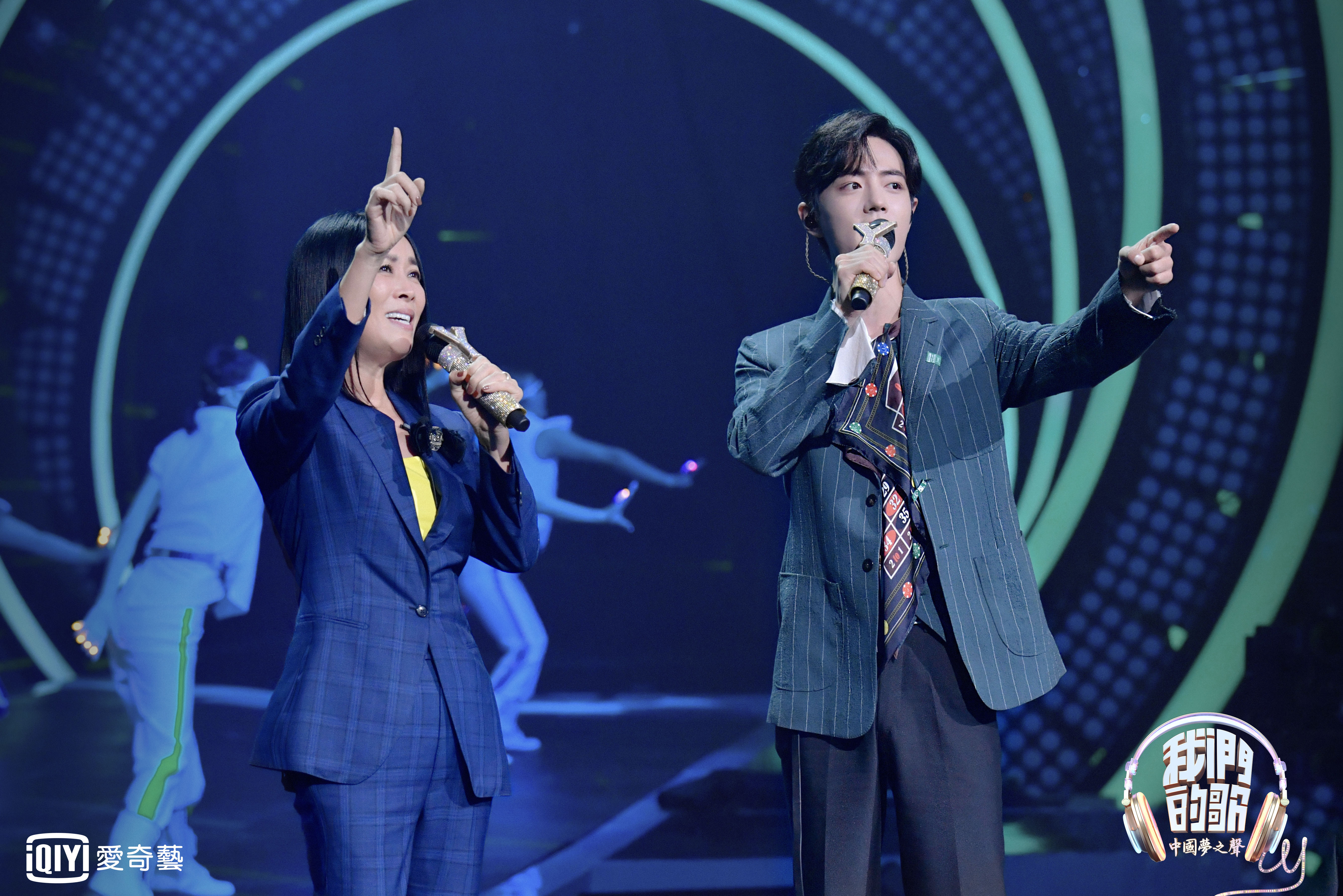 肖戰與那英在《中國夢之聲：我們的歌》合唱那英夯曲〈愛上你等於愛上寂寞〉。（愛奇藝台灣站提供）