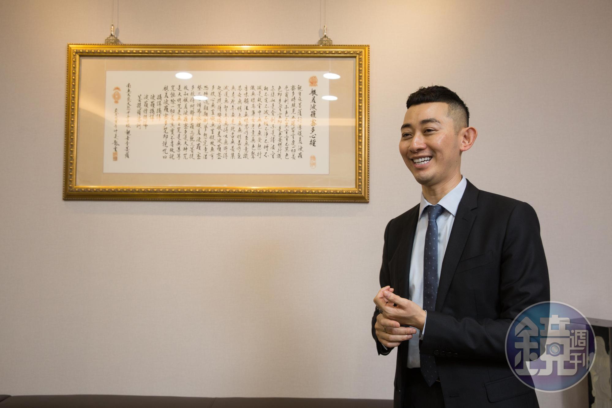 辦公室牆上掛著亡父曾水照留下的《心經》，曾盛麟從小就篤信佛教。