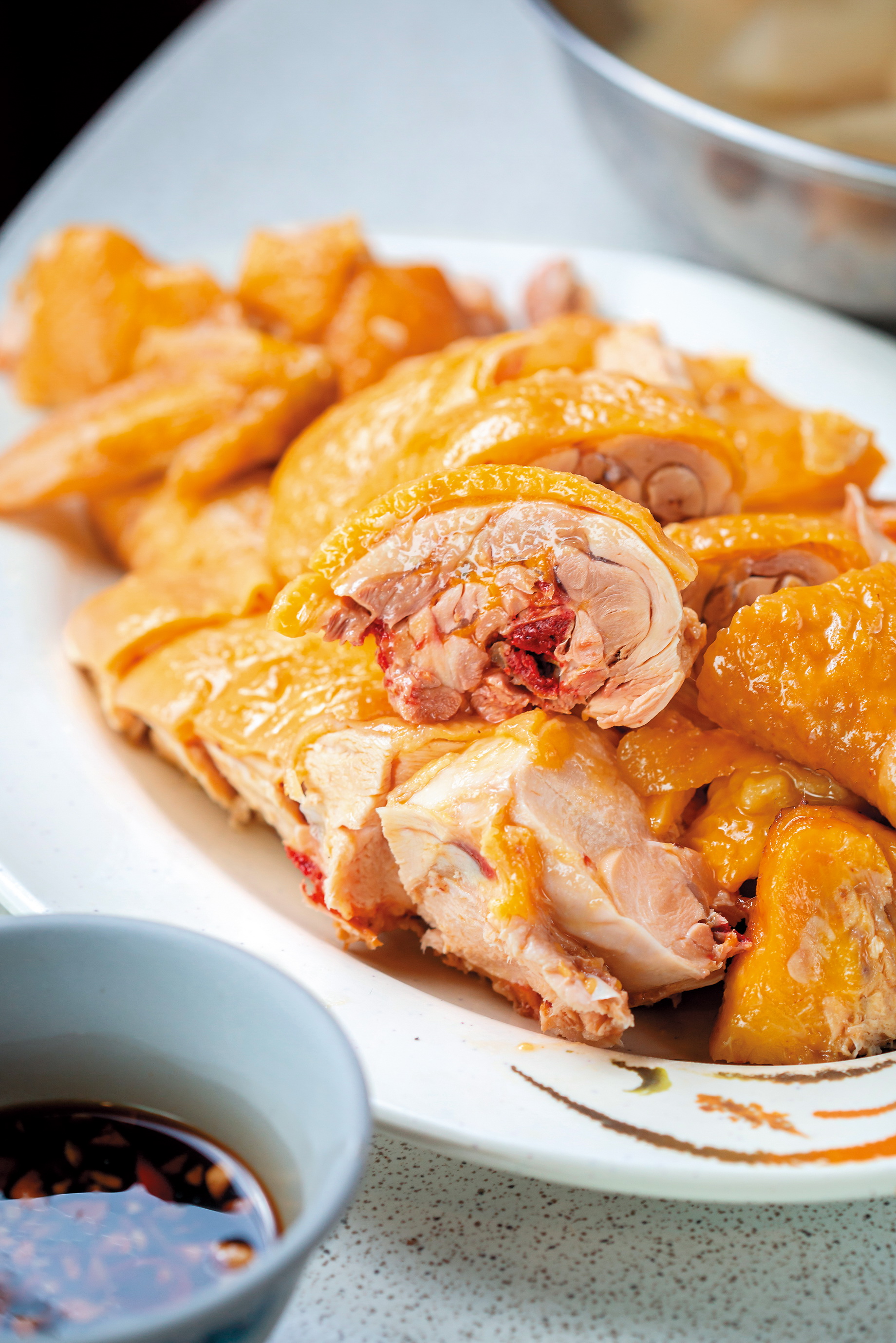 「白斬土雞」帶著自然的甜味，肉質Q嫩可口。（500元／半隻）