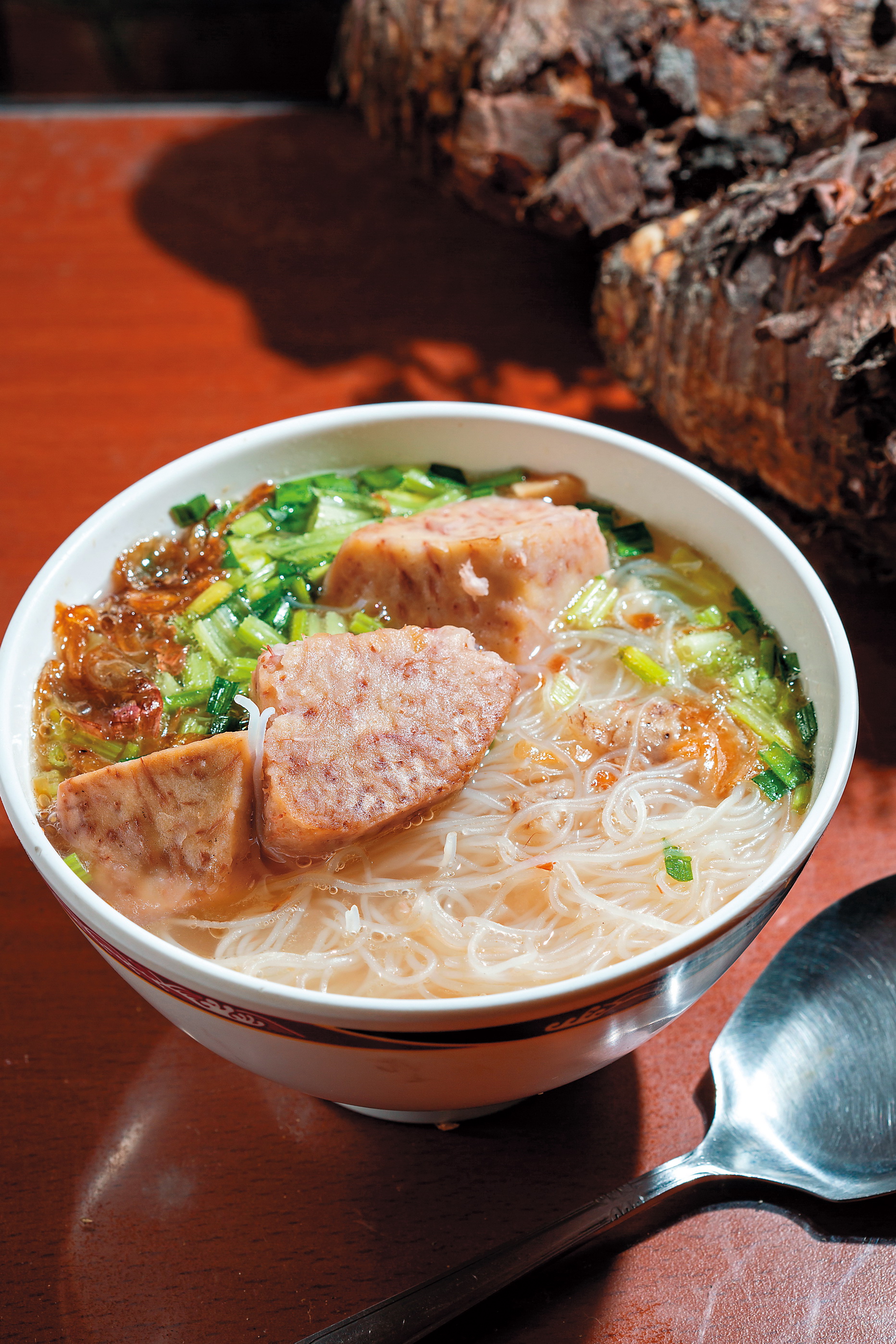 「芋頭米粉湯」的湯頭濃郁，每一口都令人回味。（50元／碗）