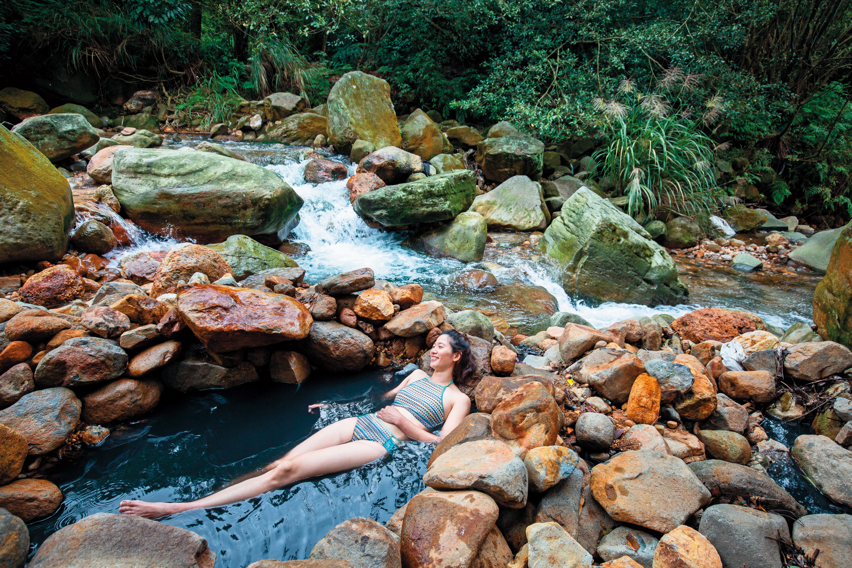 靜躺在自己挖的溫泉池中，舒服聽著野溪的潺潺流水聲。
