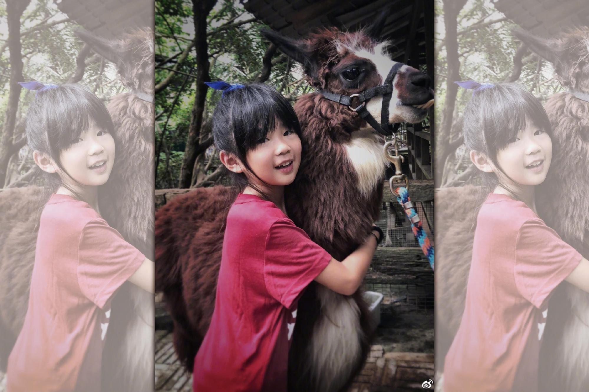 「包子妹」當初因一張圓滾滾的臉大受歡迎,但如今已經暴風抽高成長腿姐姐。(翻攝自曹格微博)