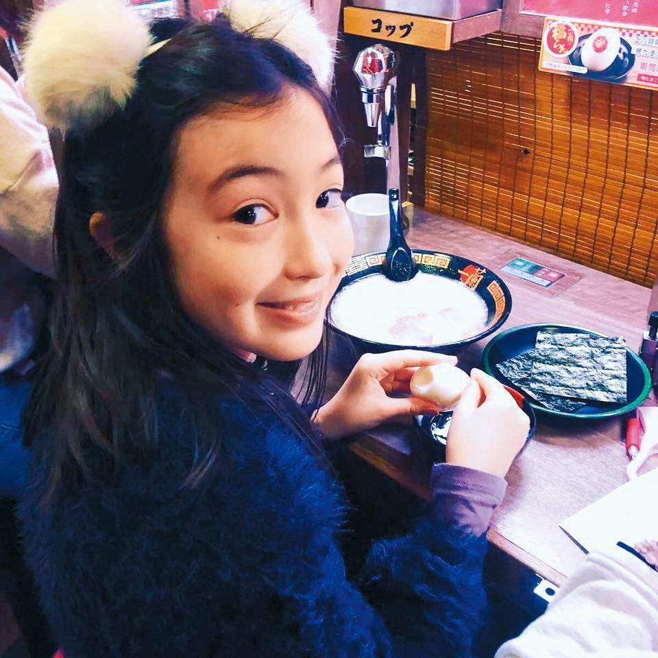 夏天即將滿10歲,現在愈來愈像媽媽黃嘉千,最近才與爸爸夏克立一起參加活動。(翻攝自夏克立臉書)