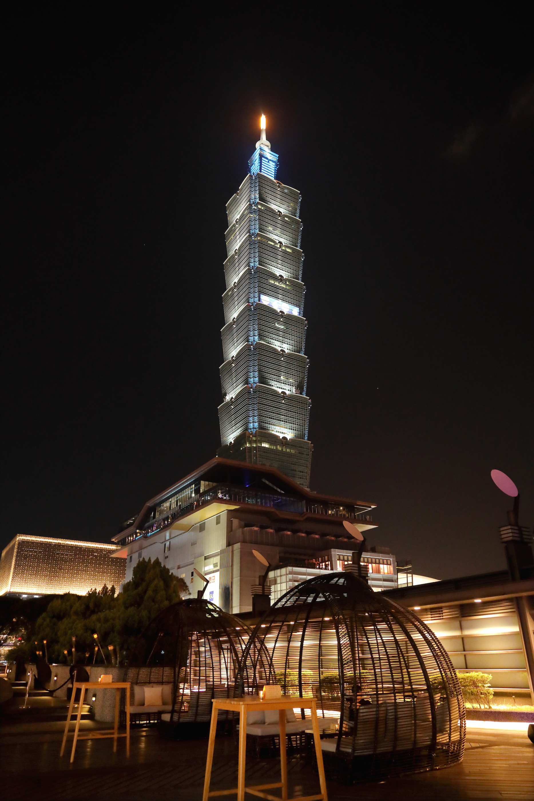 戶外增設鳥籠造型座位區，啜飲酒精賞景，是一大享受。（WILDWOOD提供）