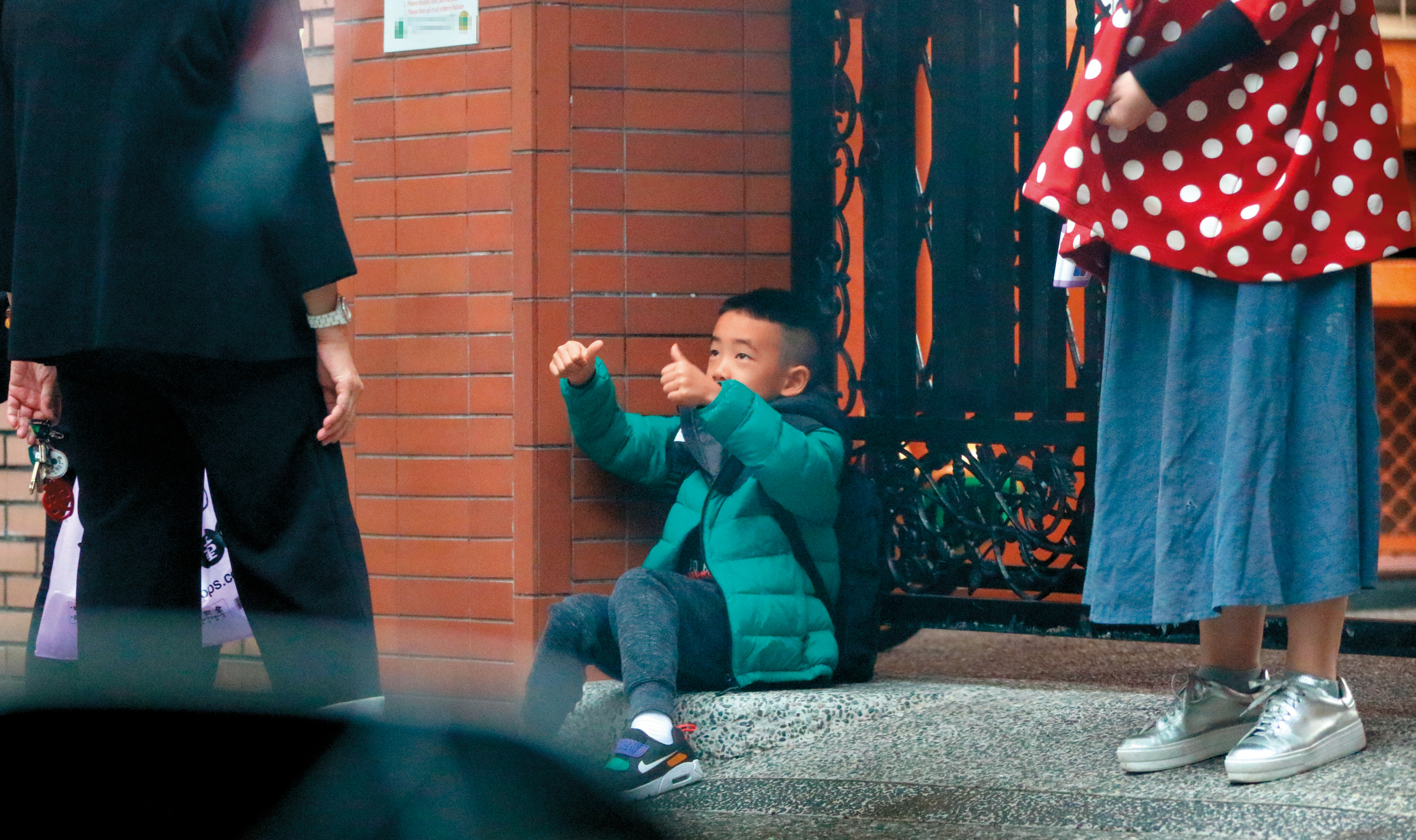 11月20 08：56，看見園長出來，Jasper馬上「自我按讚」，似乎在跟園長表示「我很乖」。