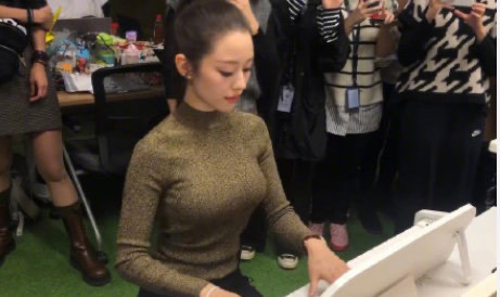 吉娜的側拍照，無修圖身材讓人看傻了。（摘自明星特別任務微博）