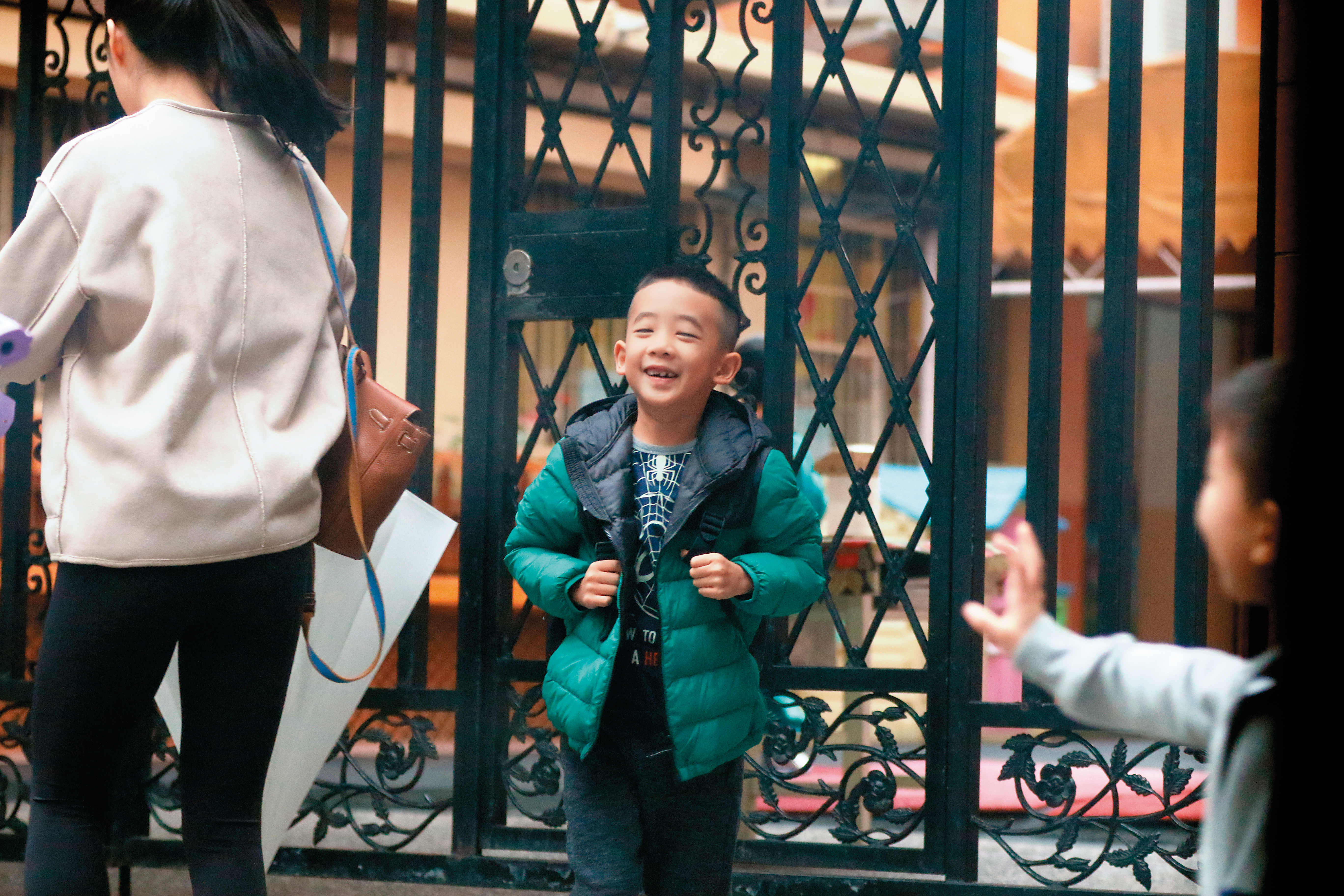 11月20日 09：02，見到好朋友來上學了，Jasper笑得超開心，立刻上前迎接。