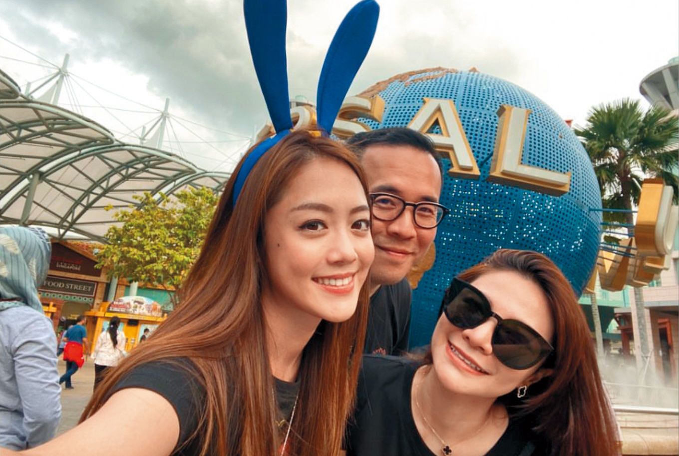 趙元同（中）跟林以婕（右）、林千又（左）合照的肢體動作都非常親暱。（翻攝自林千又IG）