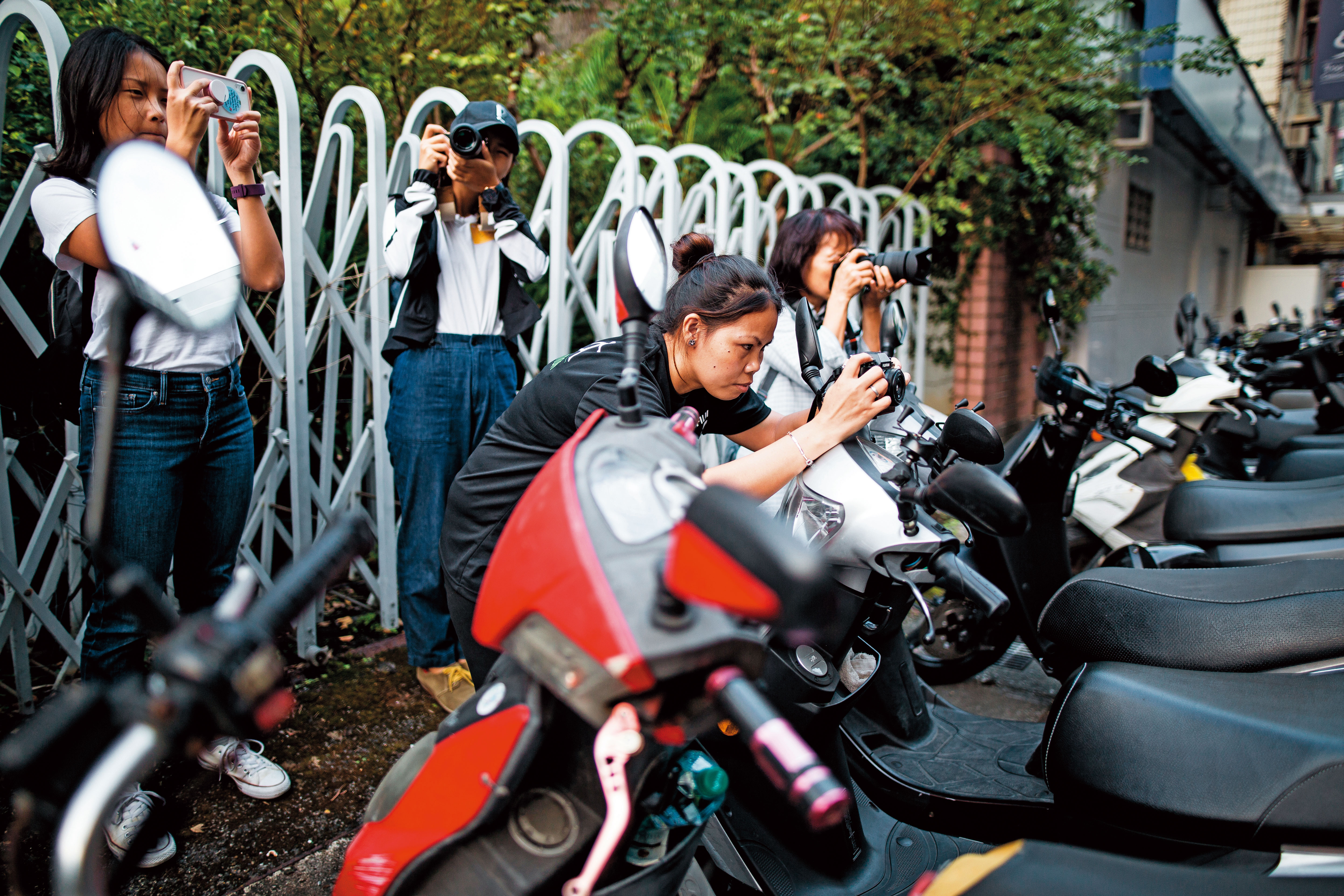 來台參加攝影展，也開辦攝影課，這天Joan（ 右2）帶學員穿梭台北街頭。