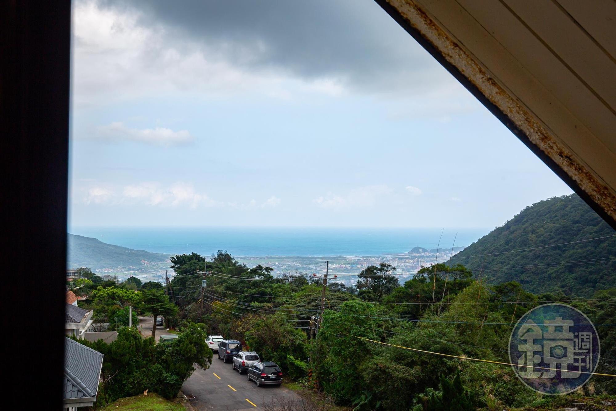 窗外可眺望金山的海平面。