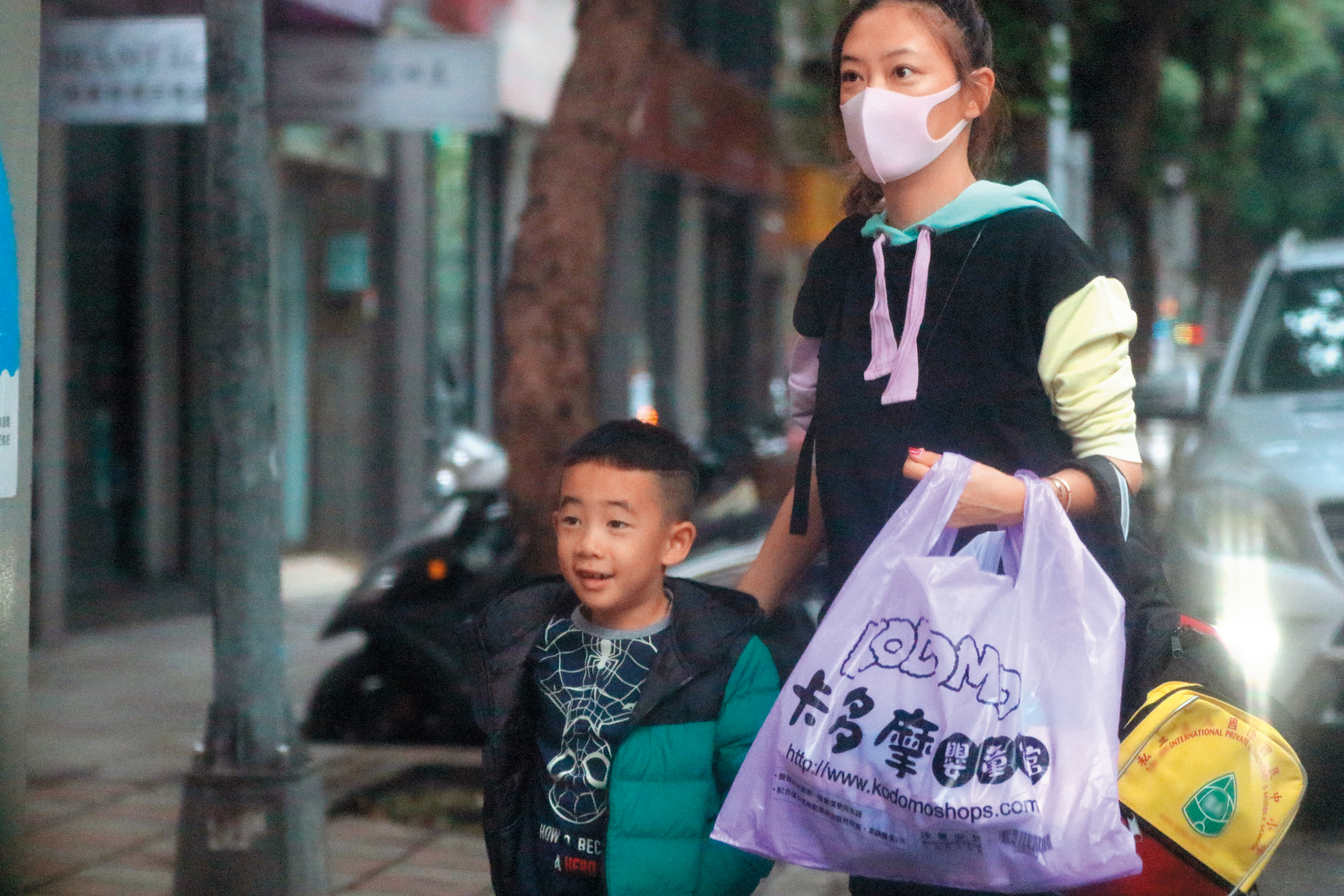 11月20日 08：53，應采兒一身師奶造型，牽著6歲兒子Jasper來到安和路上的幼兒園上學。