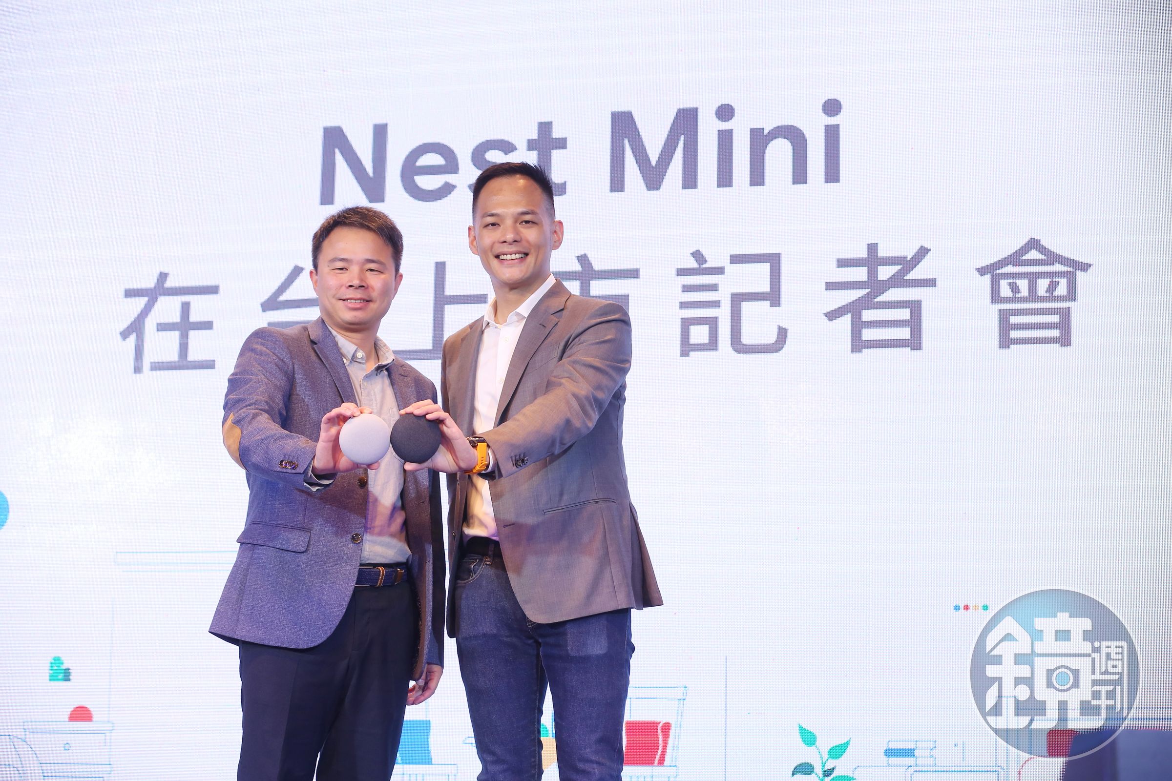 新一代Nest Mini推出「粉炭白」和「石墨黑」兩色供消費者選擇。左為Google Nest的台灣研發中心負責人洪福利。