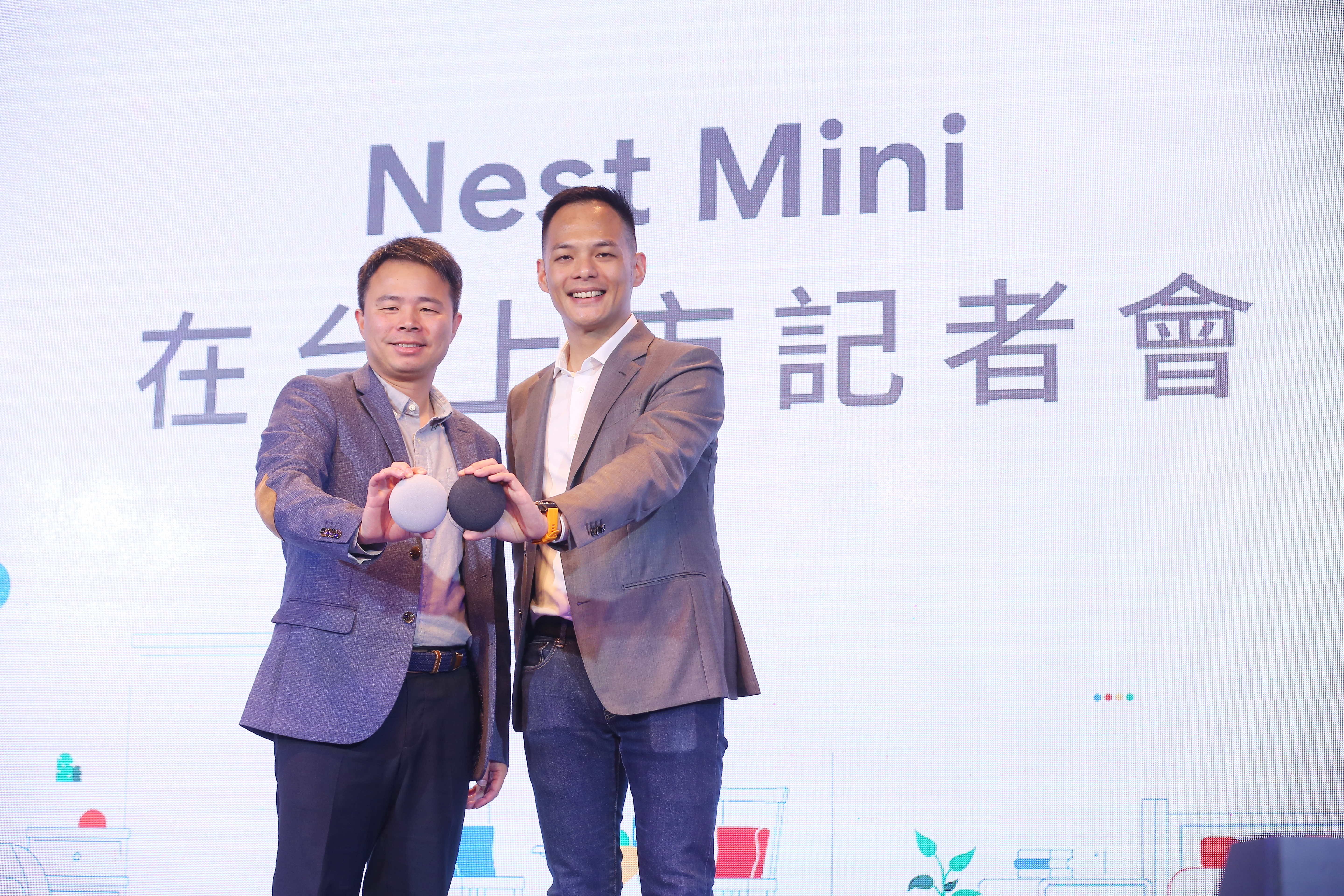 新一代Nest Mini推出「粉炭白」和「石墨黑」兩色供消費者選擇。左為Google Nest的台灣研發中心負責人洪福利。