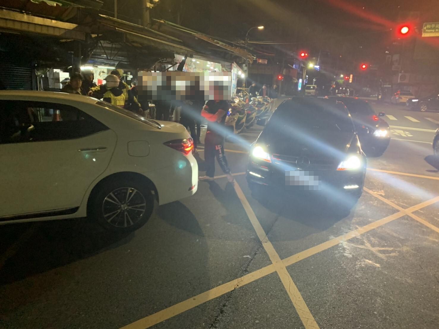 警方獲報到場立即將雙方支開，後續雙方互提妨害名譽告訴。（翻攝畫面）