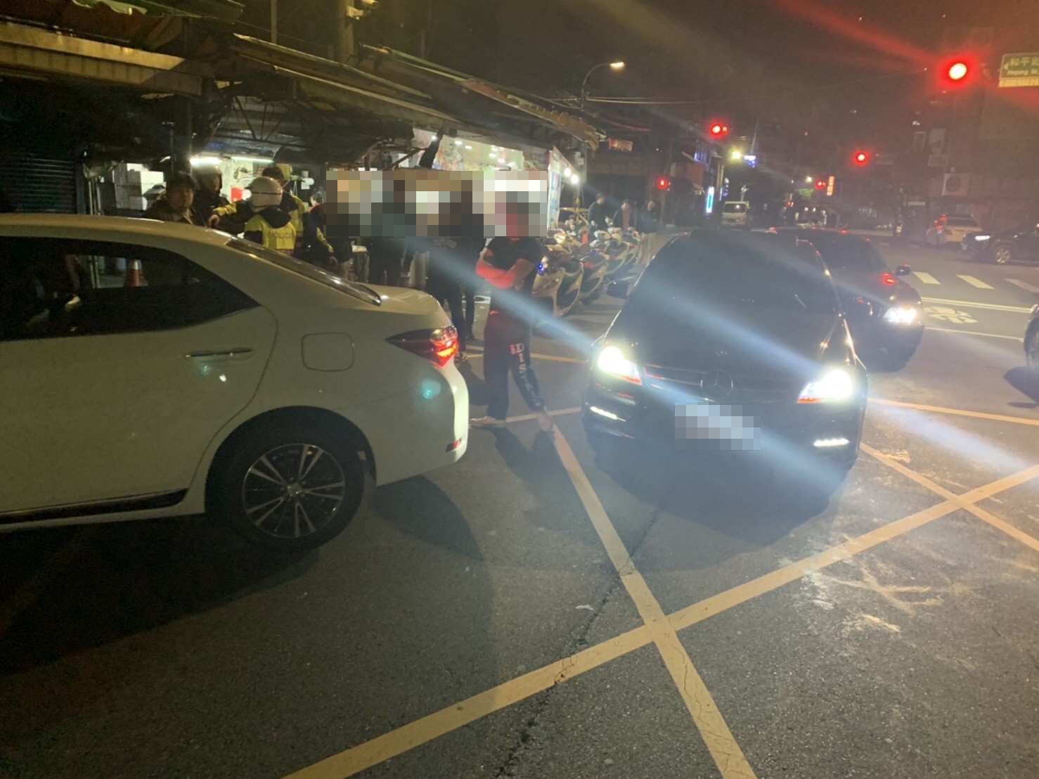 警方獲報到場立即將雙方支開，後續雙方互提妨害名譽告訴。（翻攝畫面）