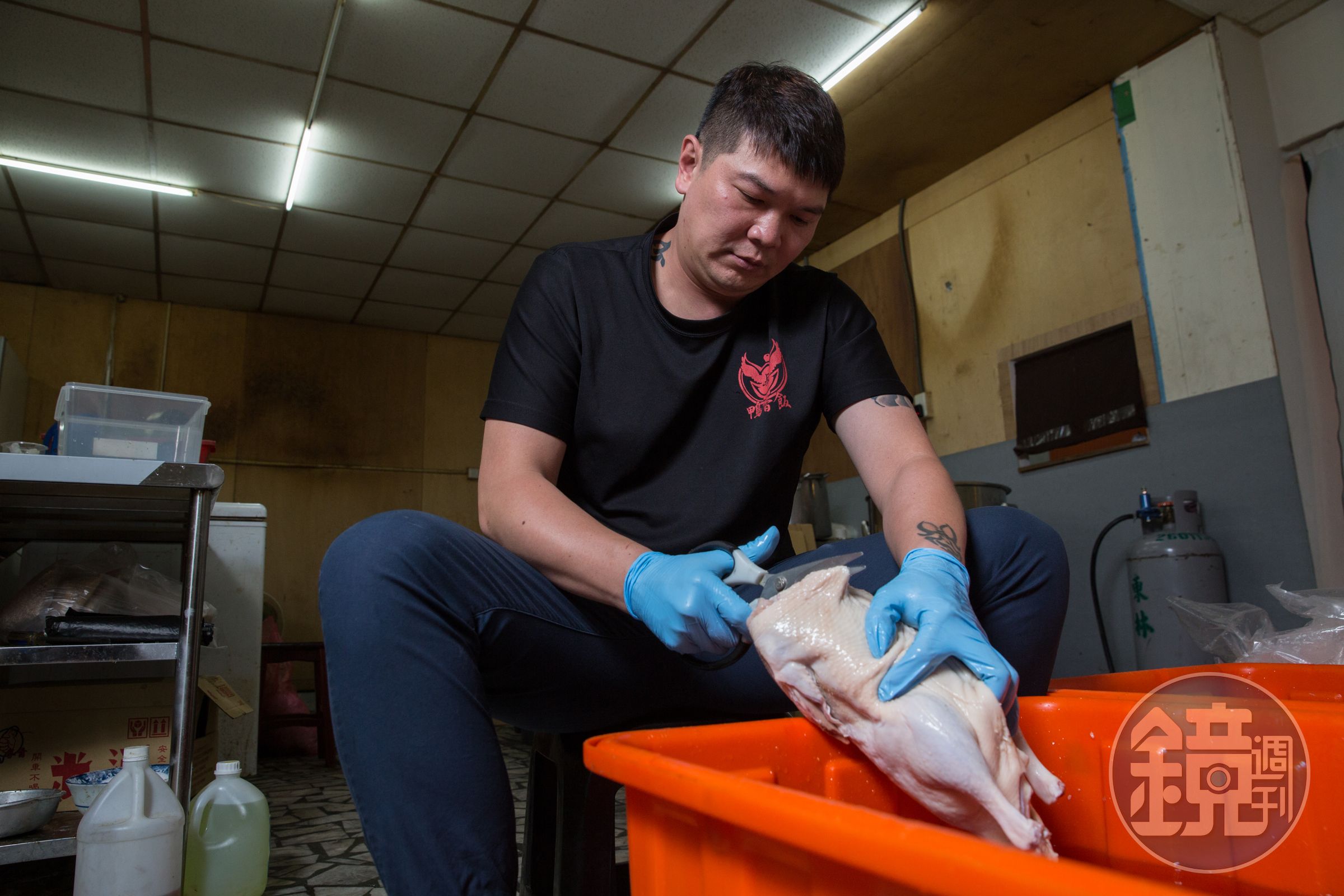 36歲的許黃傑曾經是打打殺殺的幫派打手，5年前在昔日大哥帶領下學鴨香飯，後來加盟創業，如今已有3家店，靠正當生意養家。