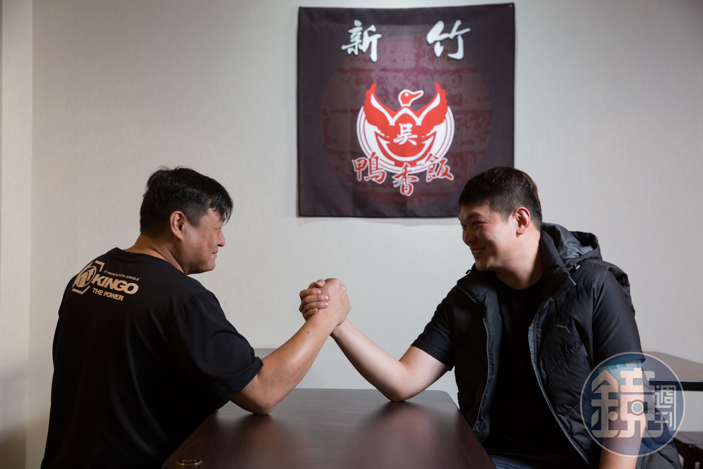 不願正面曝光的賢哥（左）是吳家鴨香飯創始人，當年帶著許黃傑一起拚正途，2人有革命情感。