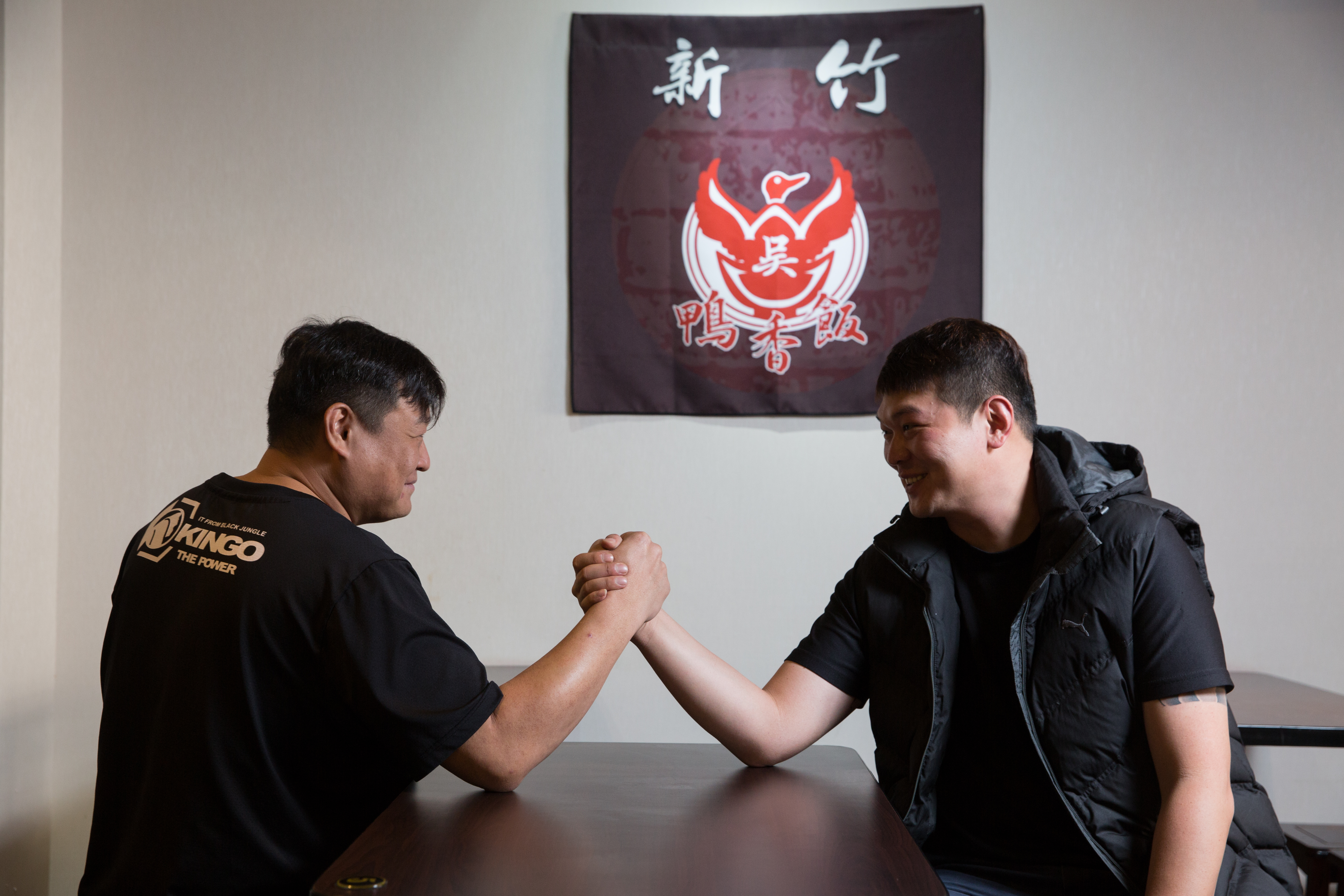 不願正面曝光的賢哥（左）是吳家鴨香飯創始人，當年帶著許黃傑一起拚正途，2人有革命情感。