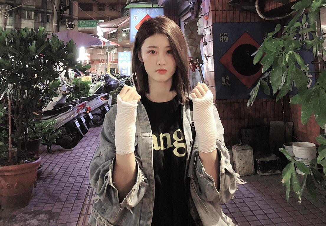林真亦拍打戲拍到手腕脫臼不自知。(女拳至上劇組提供)