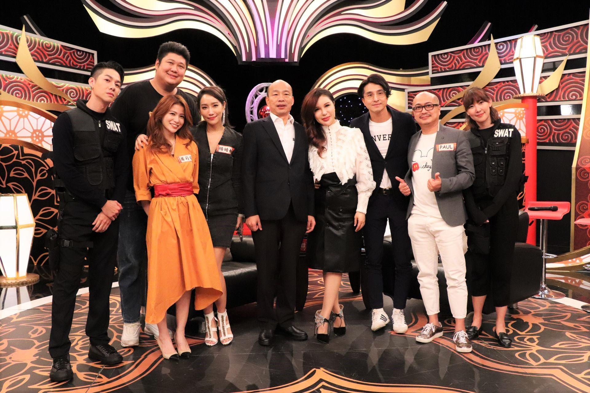 韓國瑜(中)上《麻辣天后傳》接受藝人王少偉、哈孝遠、楊皓如、PAUL、蘿莉塔及兩位密探李懿、陳信維的麻辣提問。(中天提供)