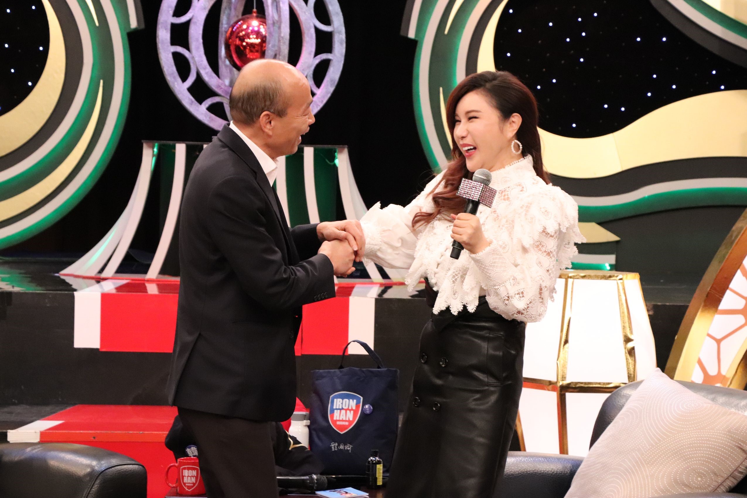 韓國瑜（左）與主持人利菁相見歡。（中天提供）