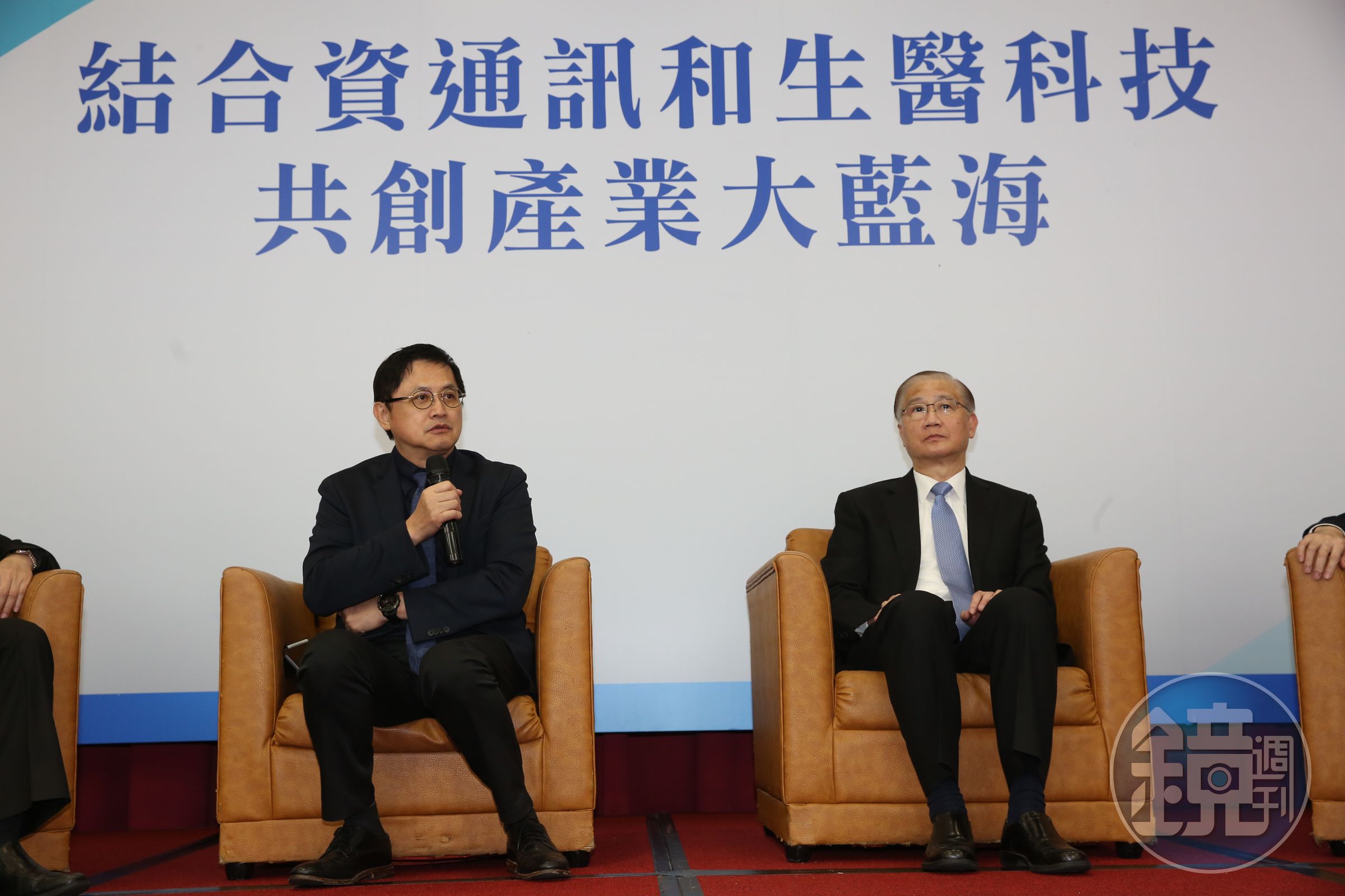 和碩董事長童子賢（左）期待台灣資通訊產業結合醫療生技產業，未來不僅滿足內需，更能出口。右為台大前校長楊泮池。