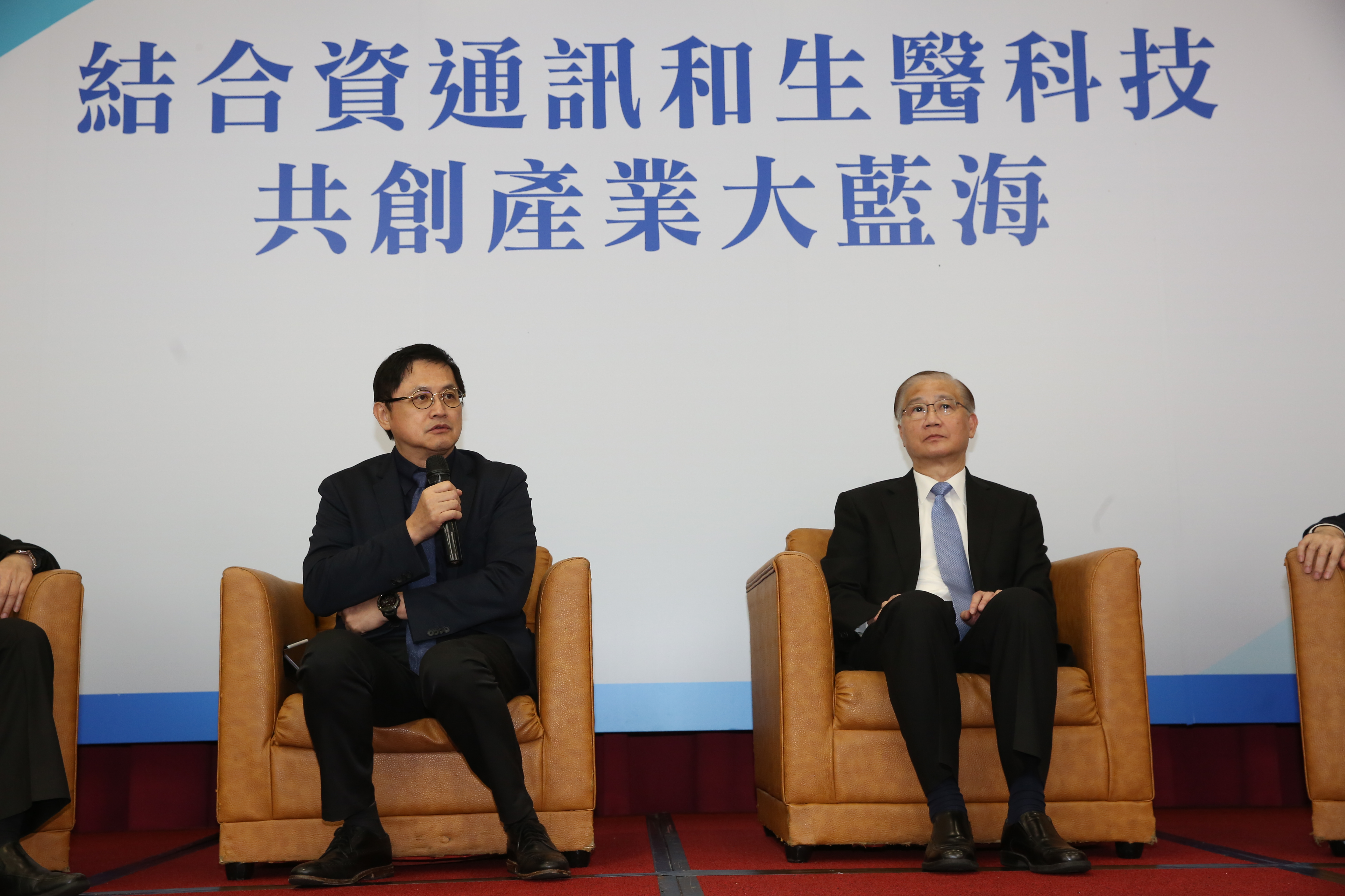 和碩董事長童子賢（左）期待台灣資通訊產業結合醫療生技產業，未來不僅滿足內需，更能出口。右為台大前校長楊泮池。