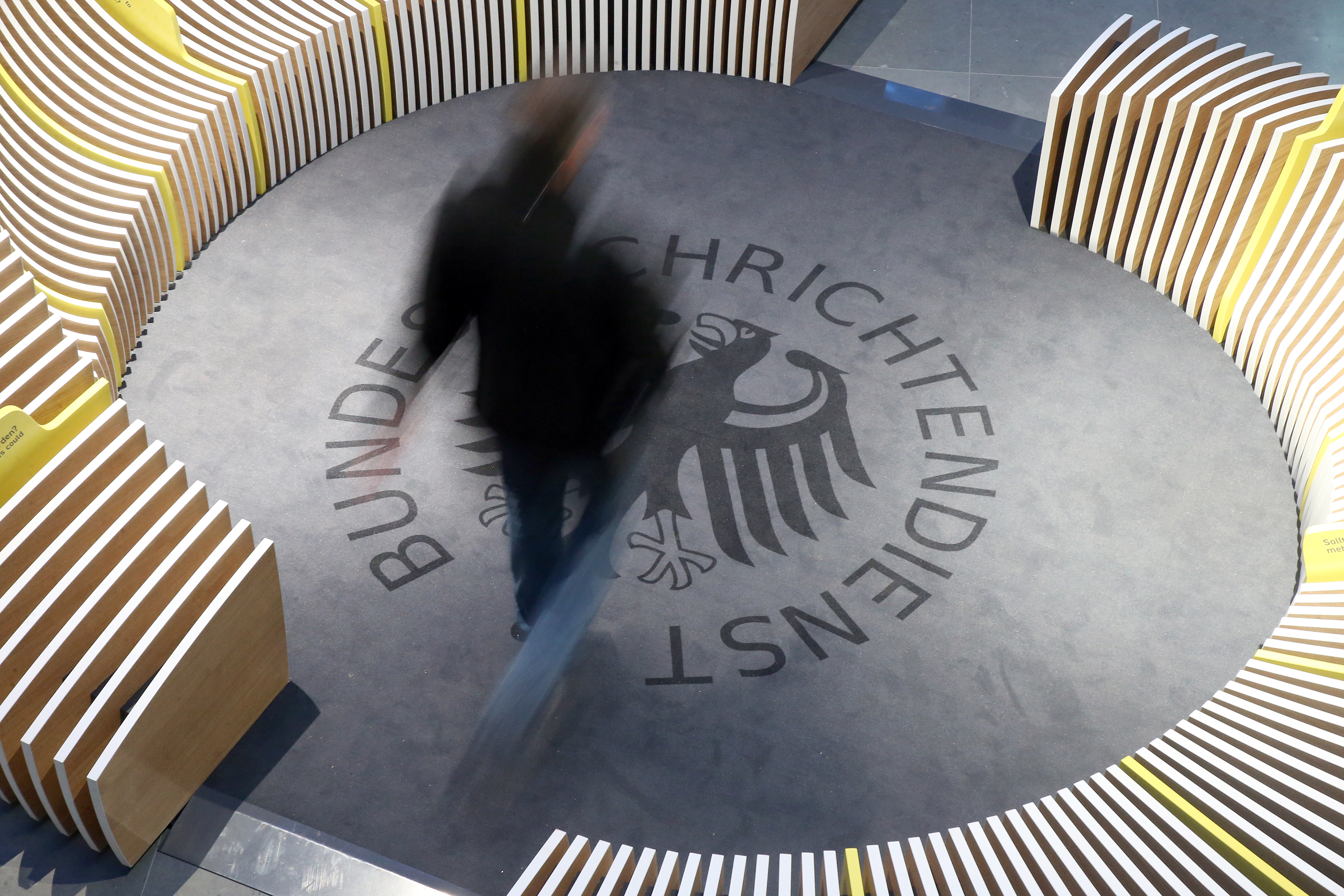 德國的聯邦情報局遊客中心，一名男子參觀特工活動的展覽。（東方IC）