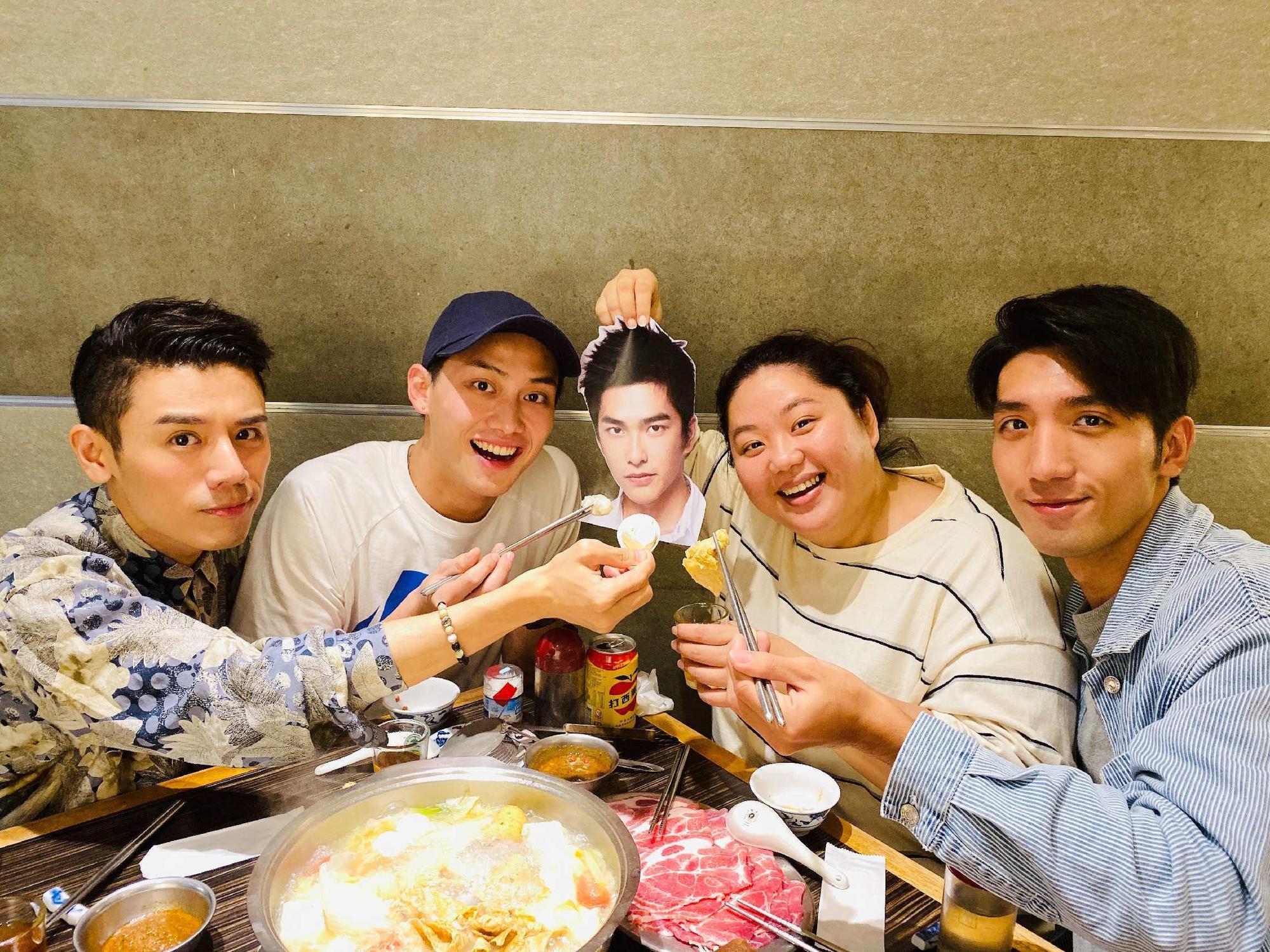入圍本屆金馬新演員的邱志宇、范少勳、蔡嘉茵、原騰相約吃火鍋，還用曾敬驊的照片代表他本人赴會。（海鵬提供）
