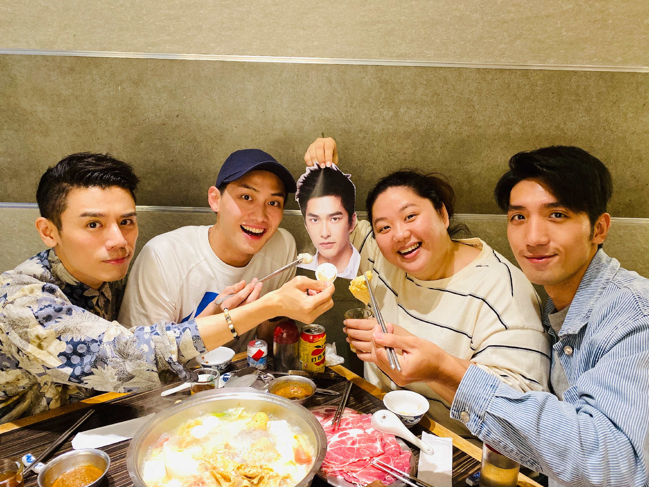 入圍本屆金馬新演員的邱志宇、范少勳、蔡嘉茵、原騰相約吃火鍋，還用曾敬驊的照片代表他本人赴會。（海鵬提供）