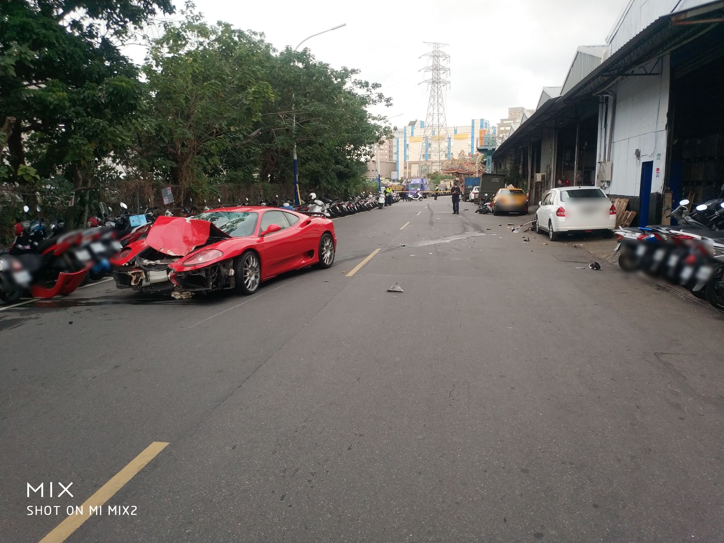 林姓男子駕駛法拉利失控逆向衝撞2女騎士，機車被撞噴飛，波及旁計程車，騎士1死1傷。（翻攝畫面）