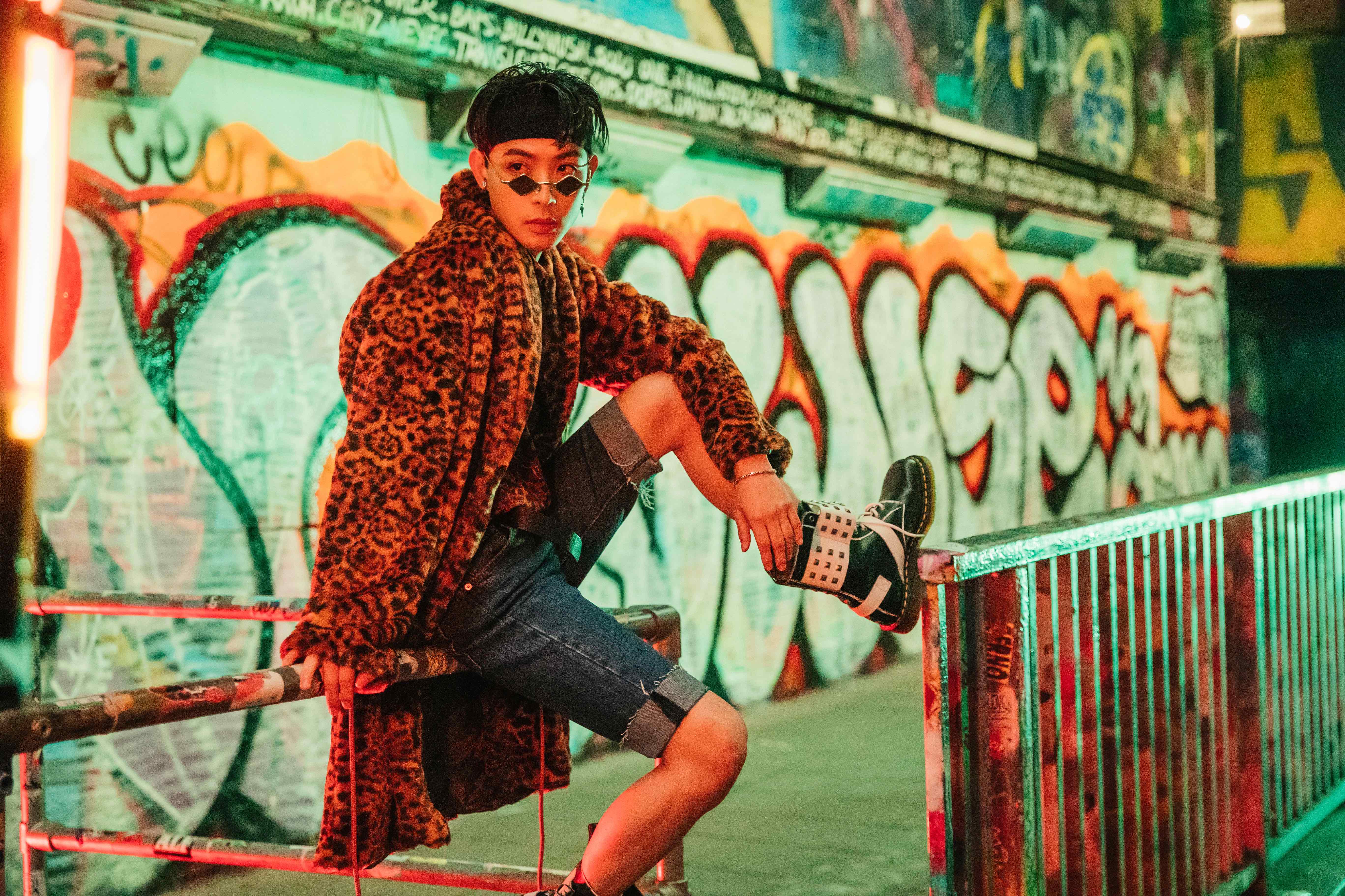 連晨翔為迷你專輯《CRAZY》,遠赴倫敦取景拍照。(華納唱片提供)