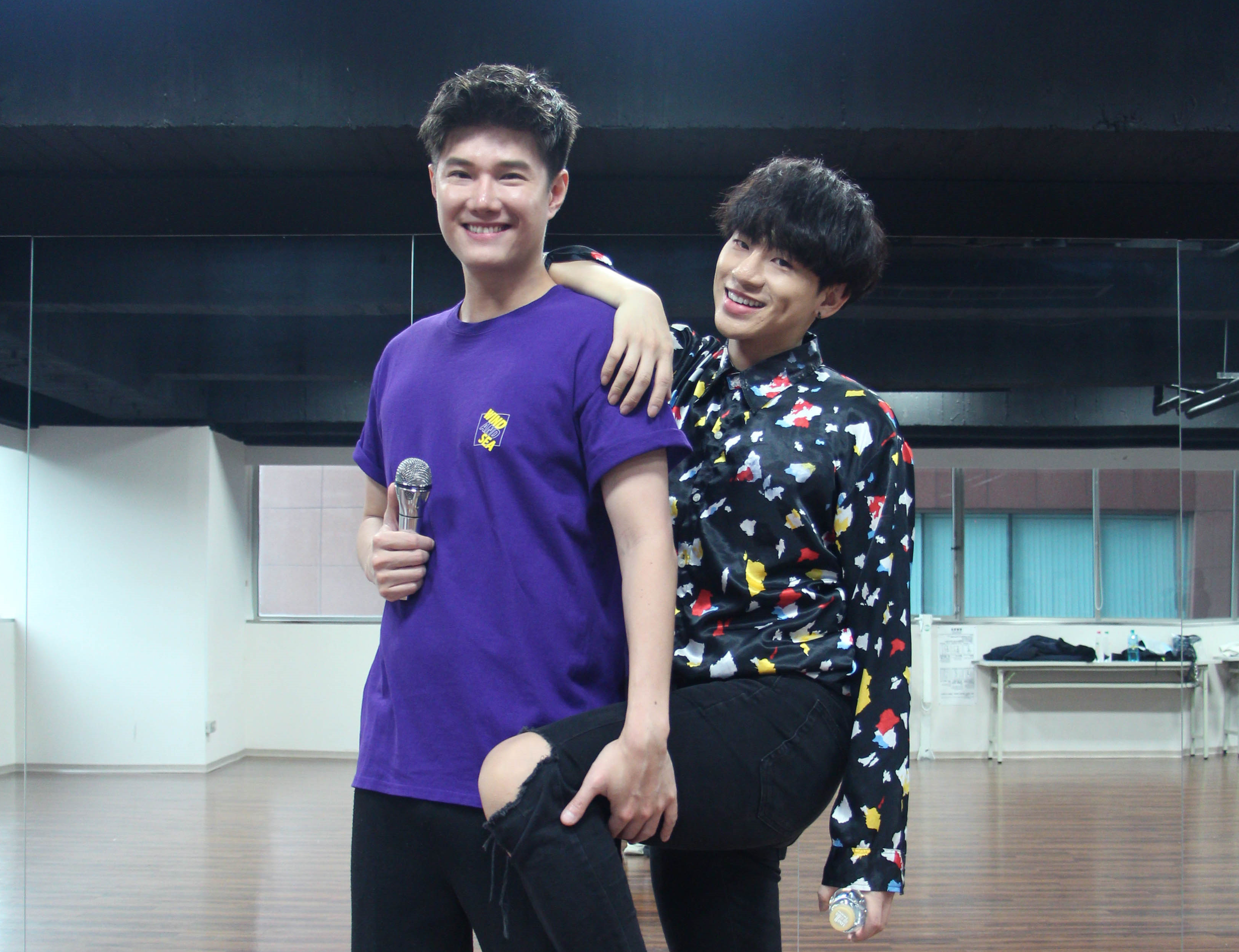 張與辰以演唱情歌見長，這次將挑戰蔡依林的舞曲〈怪美的〉，右為嘻小瓜。