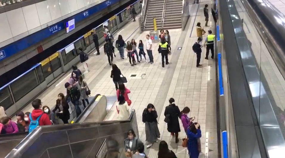 海山警分局一早便在江子翠新埔站加強巡邏，防範事故發生。（翻攝畫面）