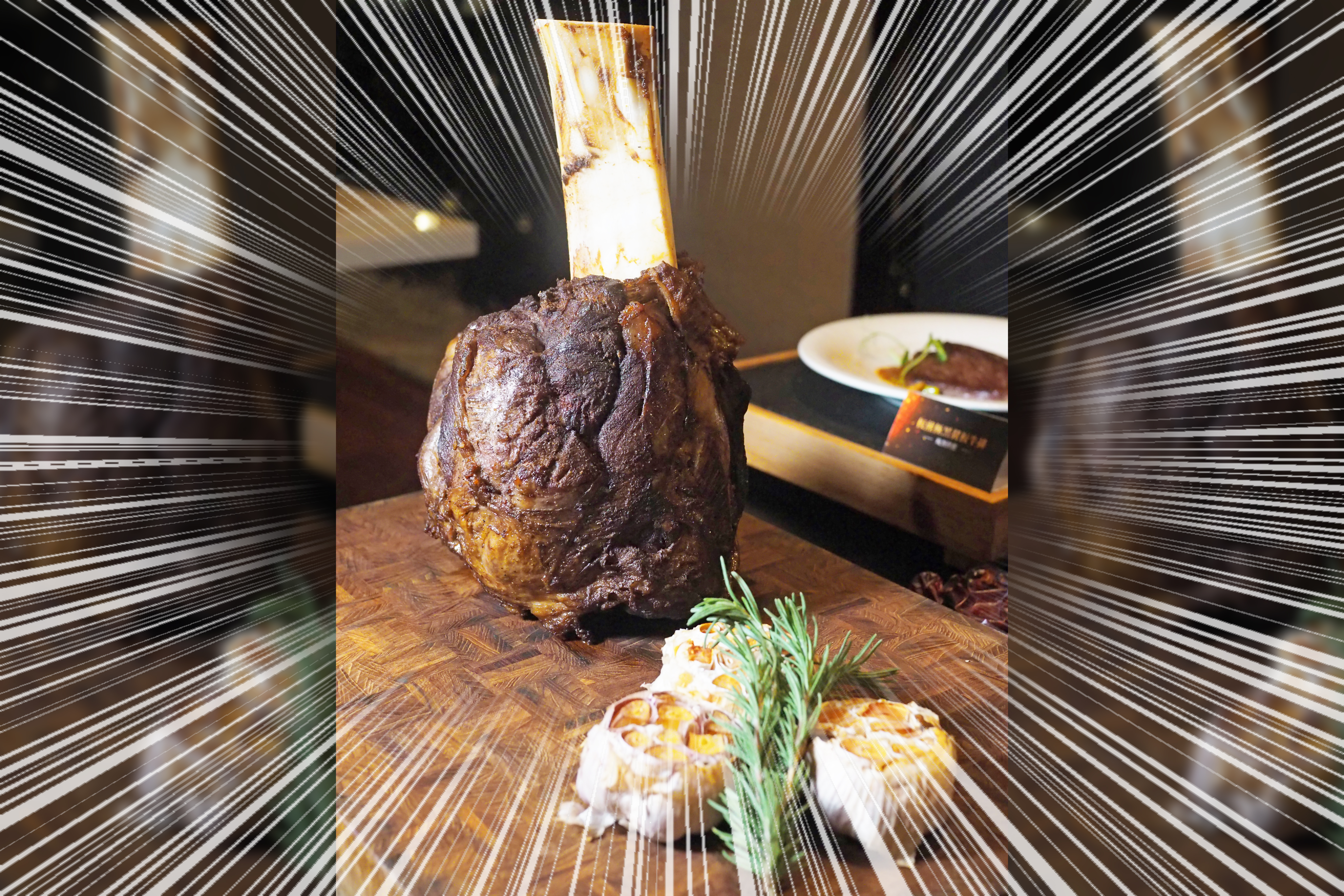 「台北美福大飯店」的「彩匯自助餐廳」即日起推出美國極黑牛系列菜色，「爐烤極黑牛骨膝」視覺霸氣有如日本少年漫畫的巨大肉塊。